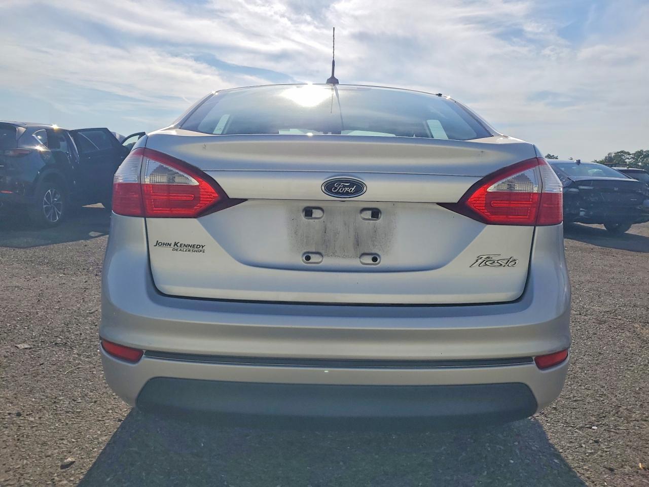 2015 Ford Fiesta S Серебряный vin: 3FADP4AJ6FM218810
