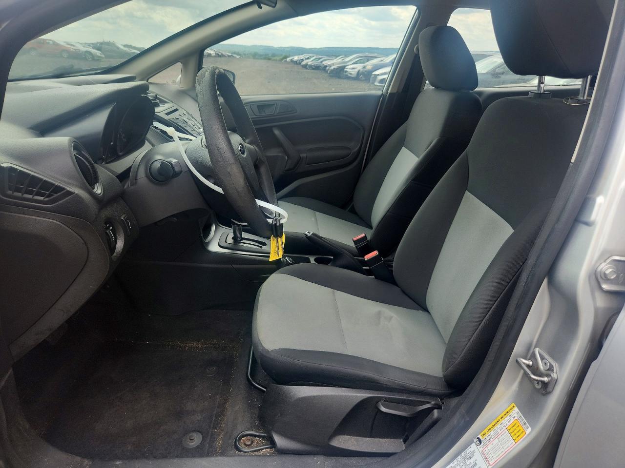 2015 Ford Fiesta S Серебряный vin: 3FADP4AJ6FM218810