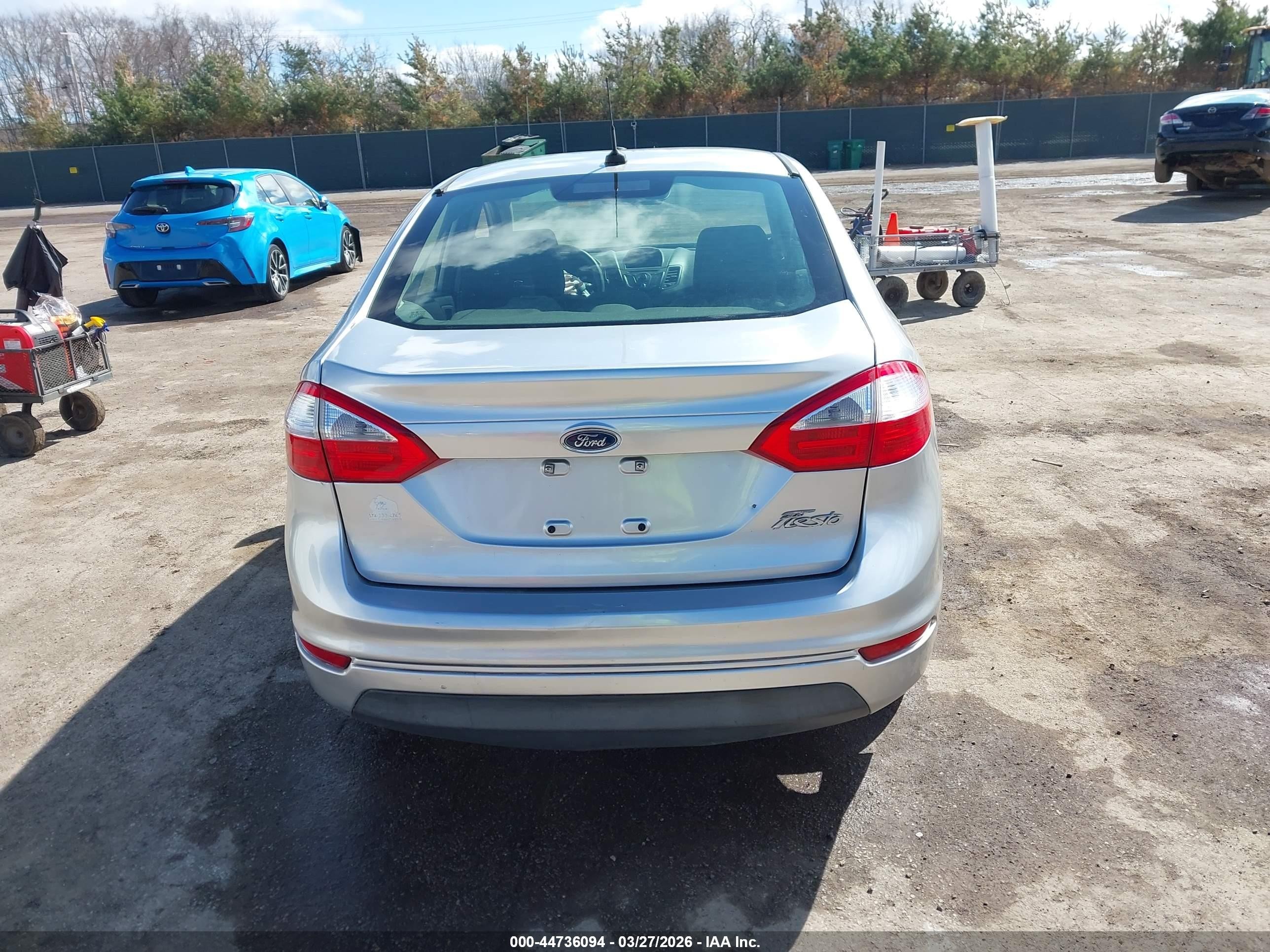 2015 Ford Fiesta S Silver vin: 3FADP4AJ7FM104928