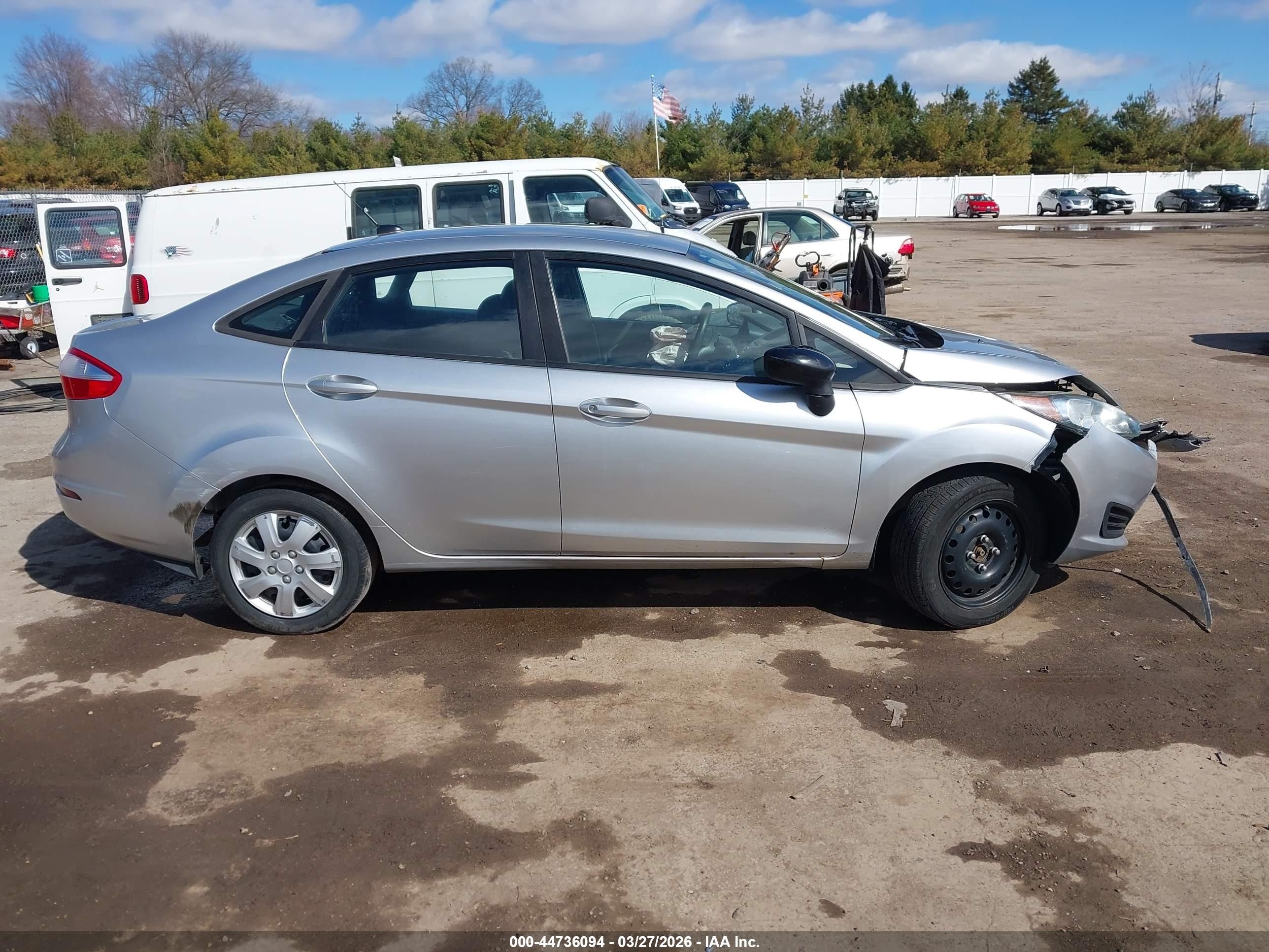 2015 Ford Fiesta S Silver vin: 3FADP4AJ7FM104928