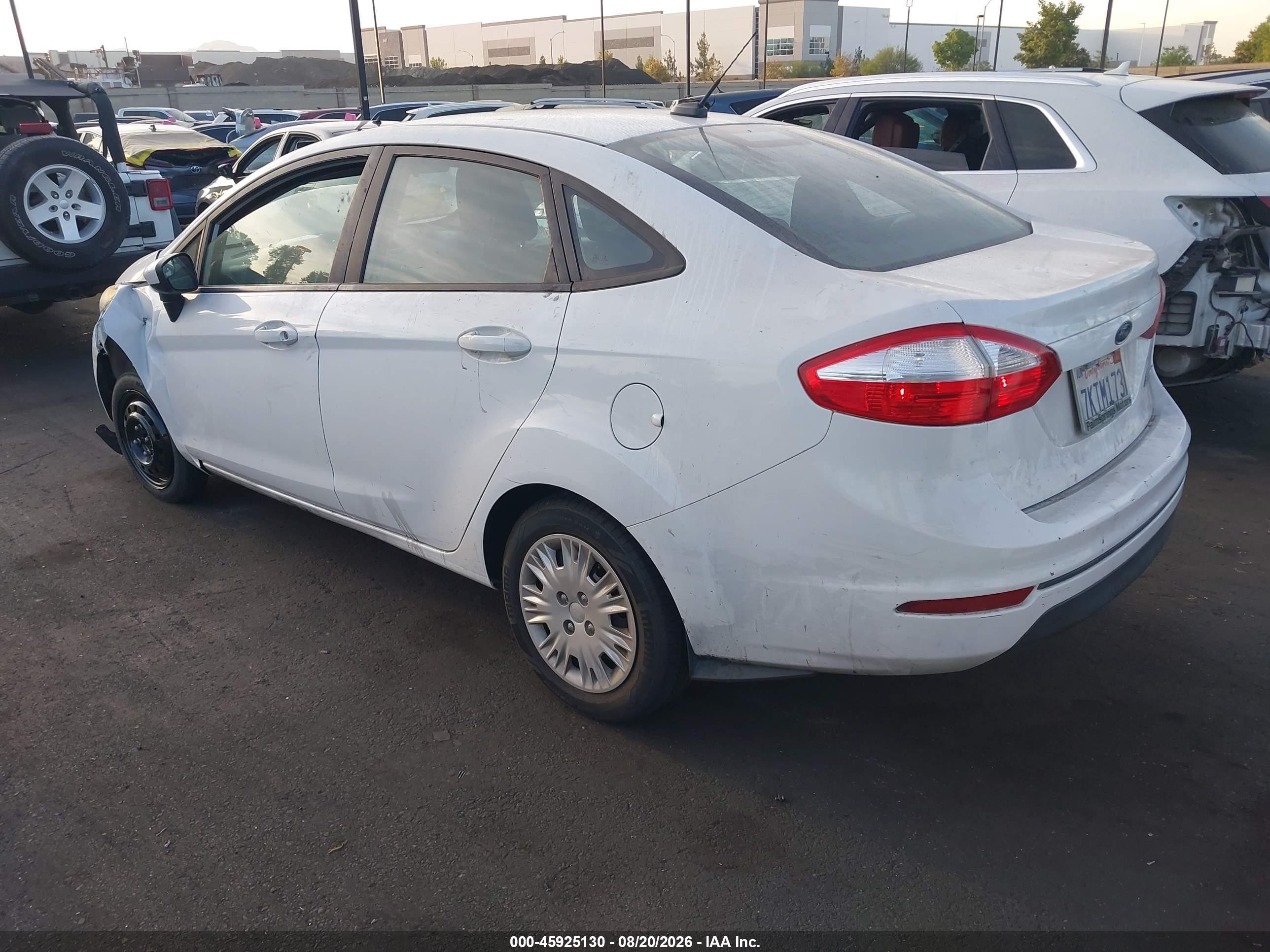 2015 Ford Fiesta S Белый vin: 3FADP4AJ7FM198471