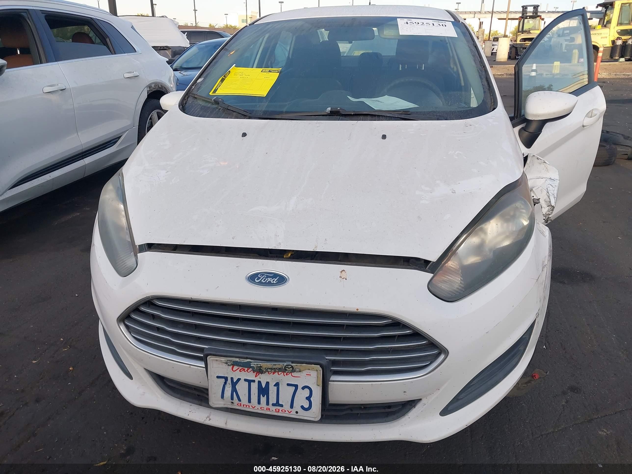 2015 Ford Fiesta S Белый vin: 3FADP4AJ7FM198471