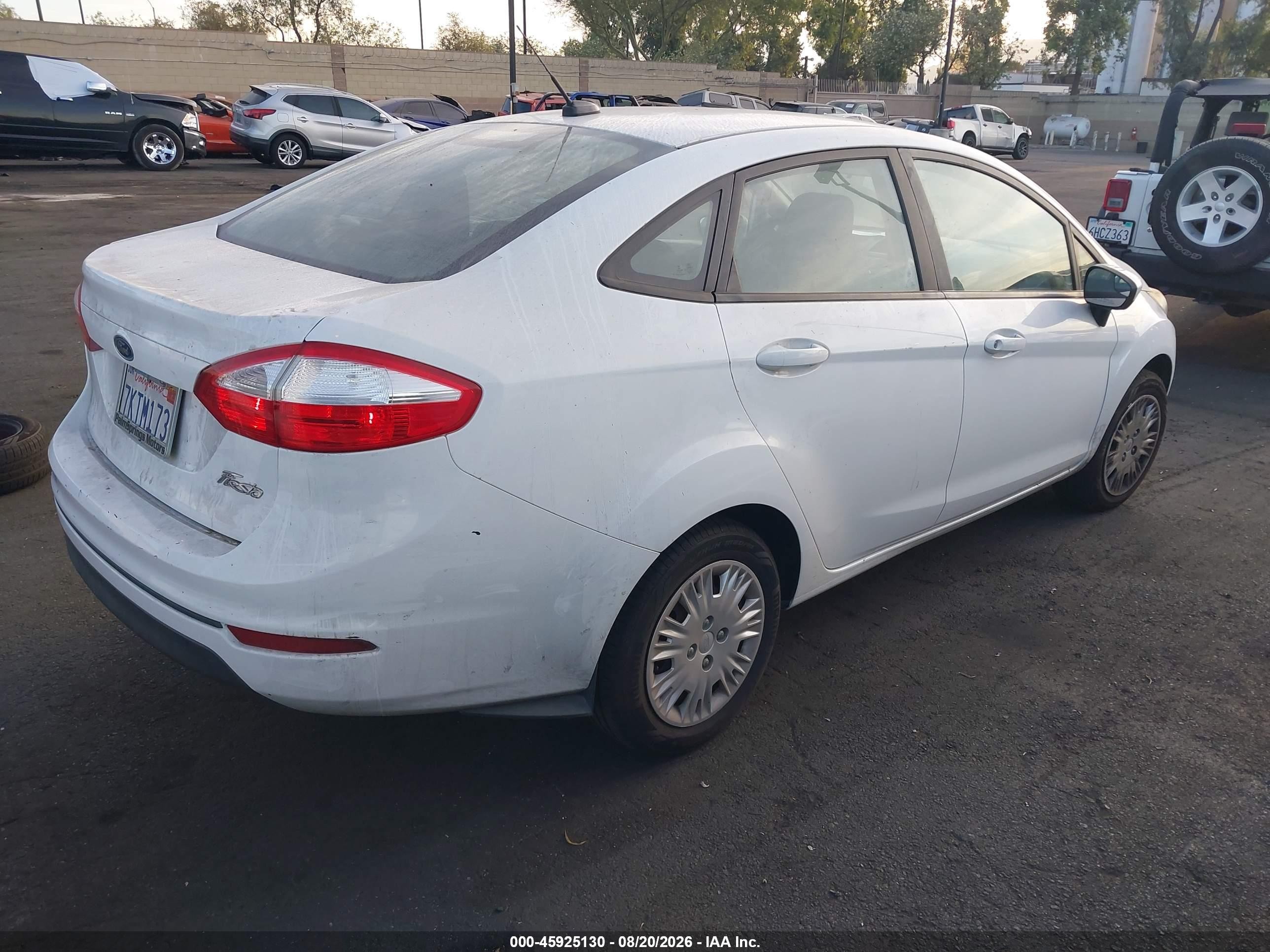 2015 Ford Fiesta S Белый vin: 3FADP4AJ7FM198471