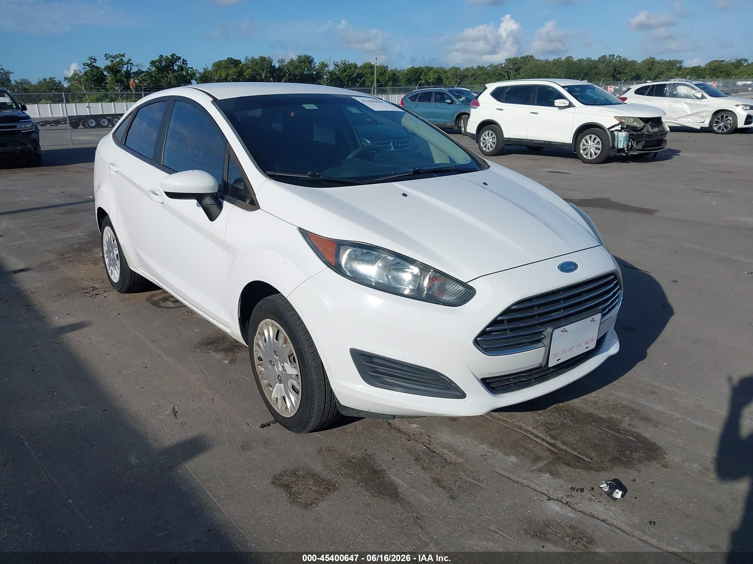 2015 Ford Fiesta S White vin: 3FADP4AJ7FM210652