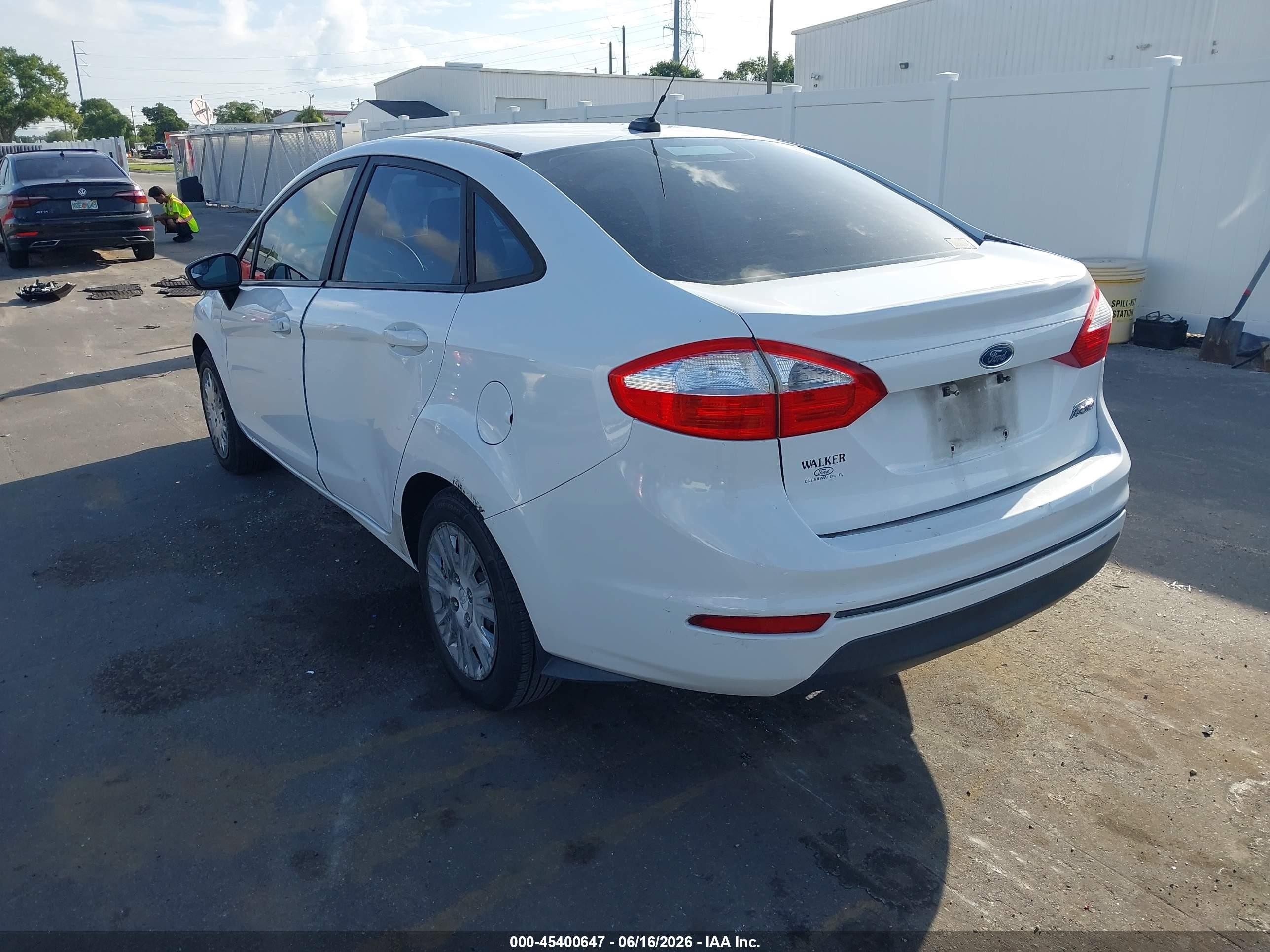 2015 Ford Fiesta S White vin: 3FADP4AJ7FM210652
