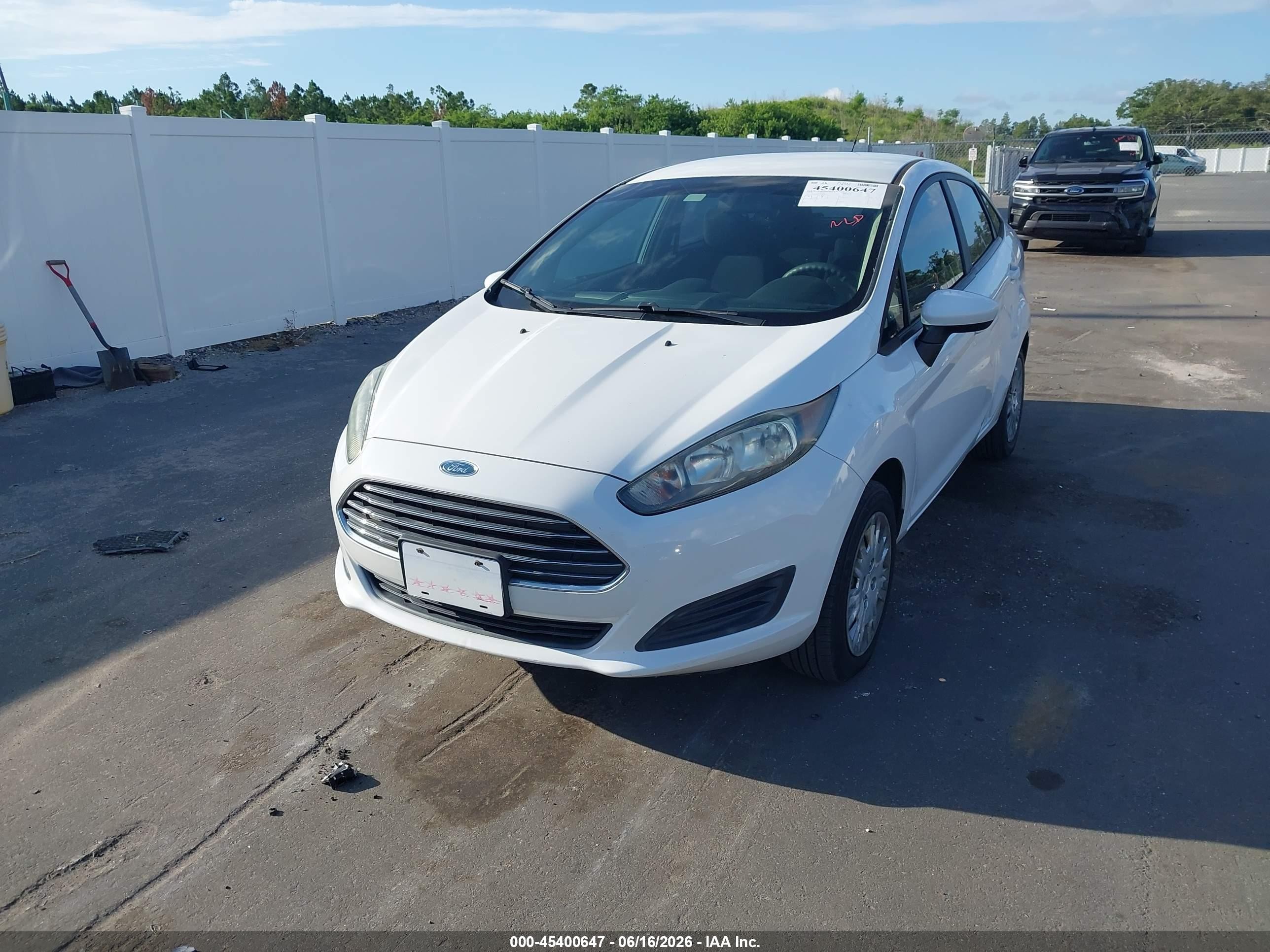2015 Ford Fiesta S White vin: 3FADP4AJ7FM210652
