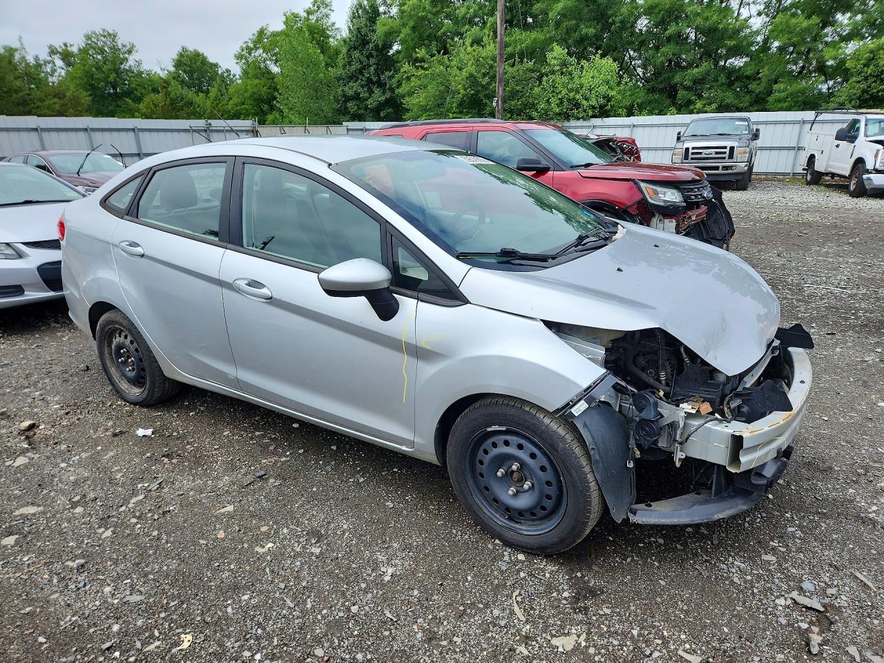 2013 Ford Fiesta S Серебряный vin: 3FADP4AJ9DM153772
