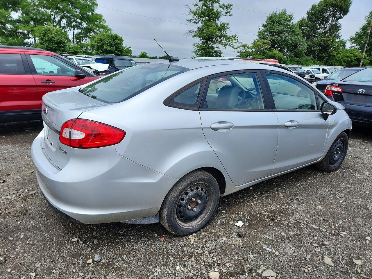 2013 Ford Fiesta S Серебряный vin: 3FADP4AJ9DM153772
