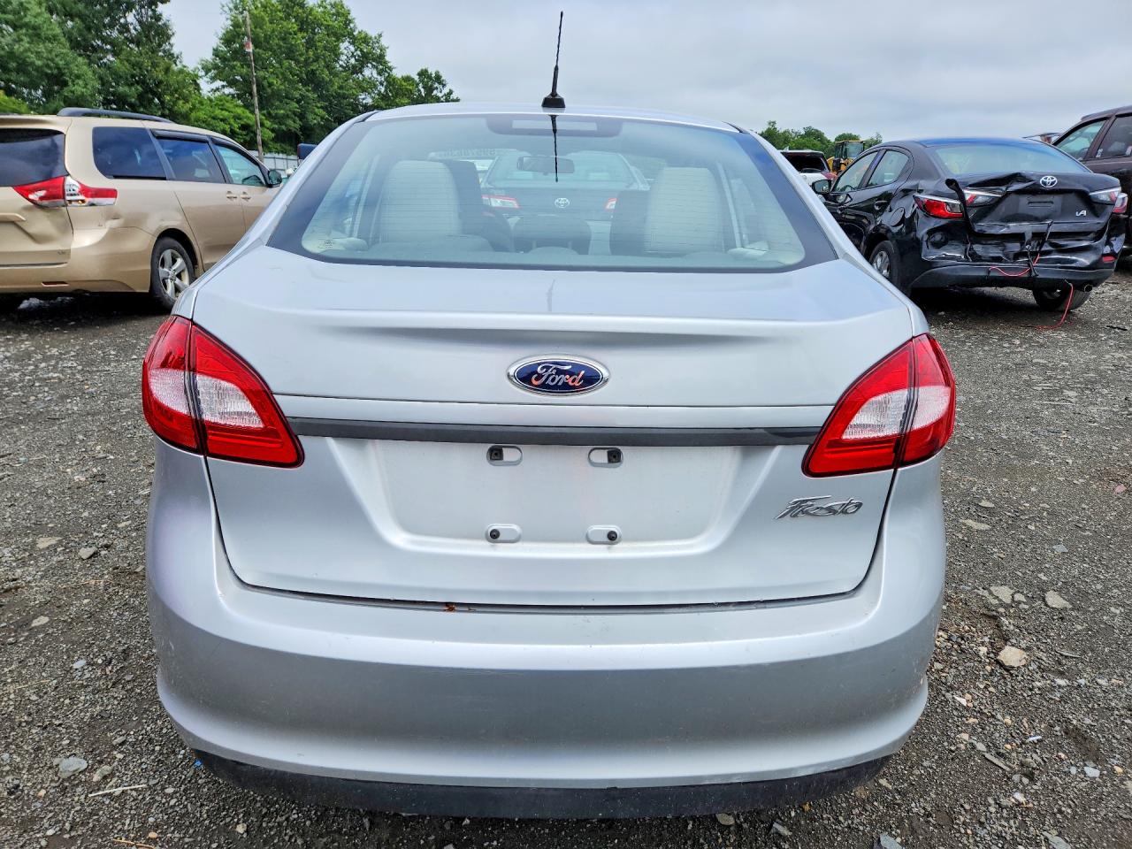 2013 Ford Fiesta S Серебряный vin: 3FADP4AJ9DM153772