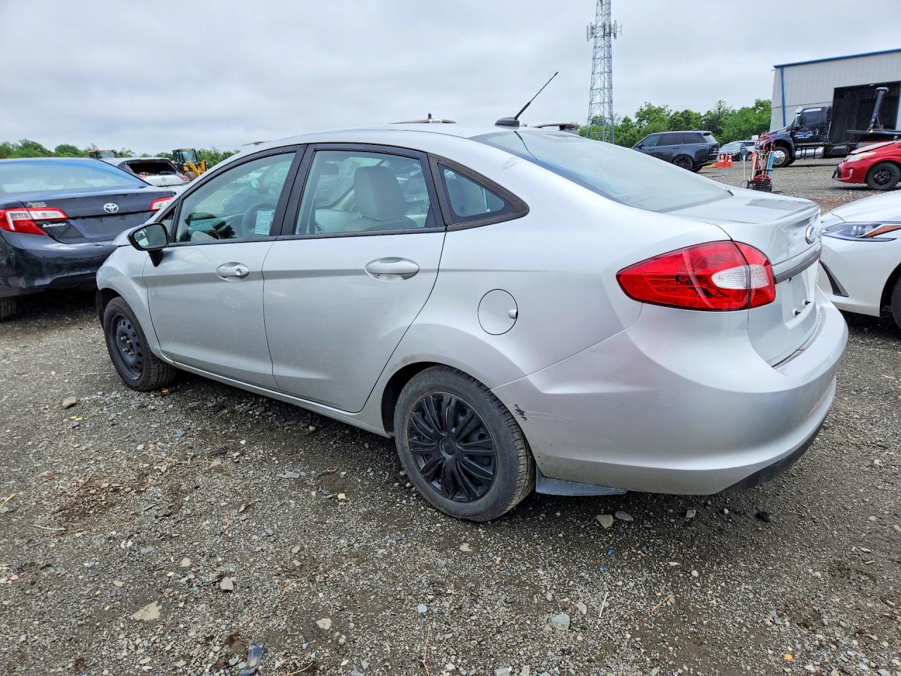 2013 Ford Fiesta S Серебряный vin: 3FADP4AJ9DM153772