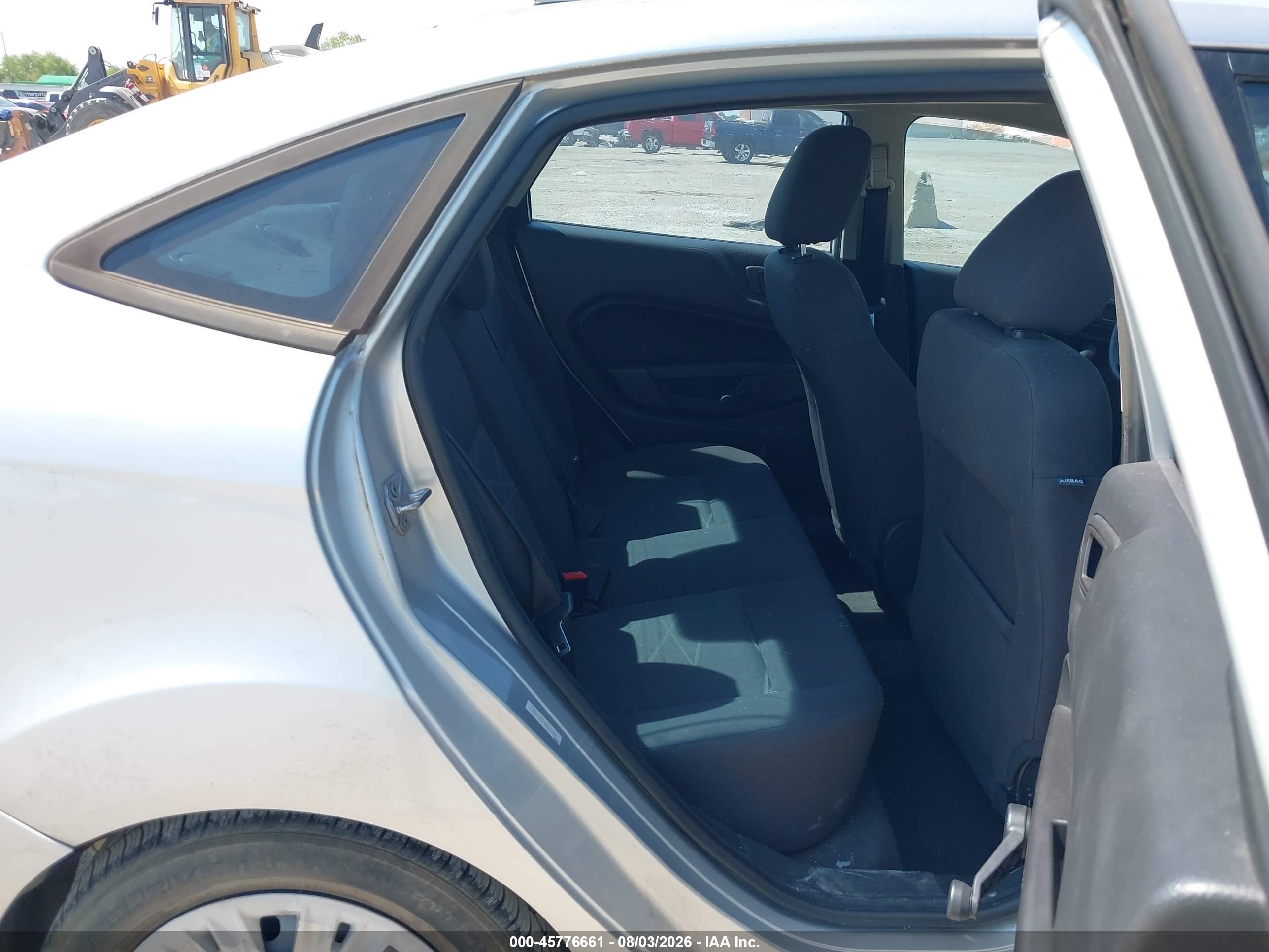 2014 Ford Fiesta S Серебряный vin: 3FADP4AJ9EM211929