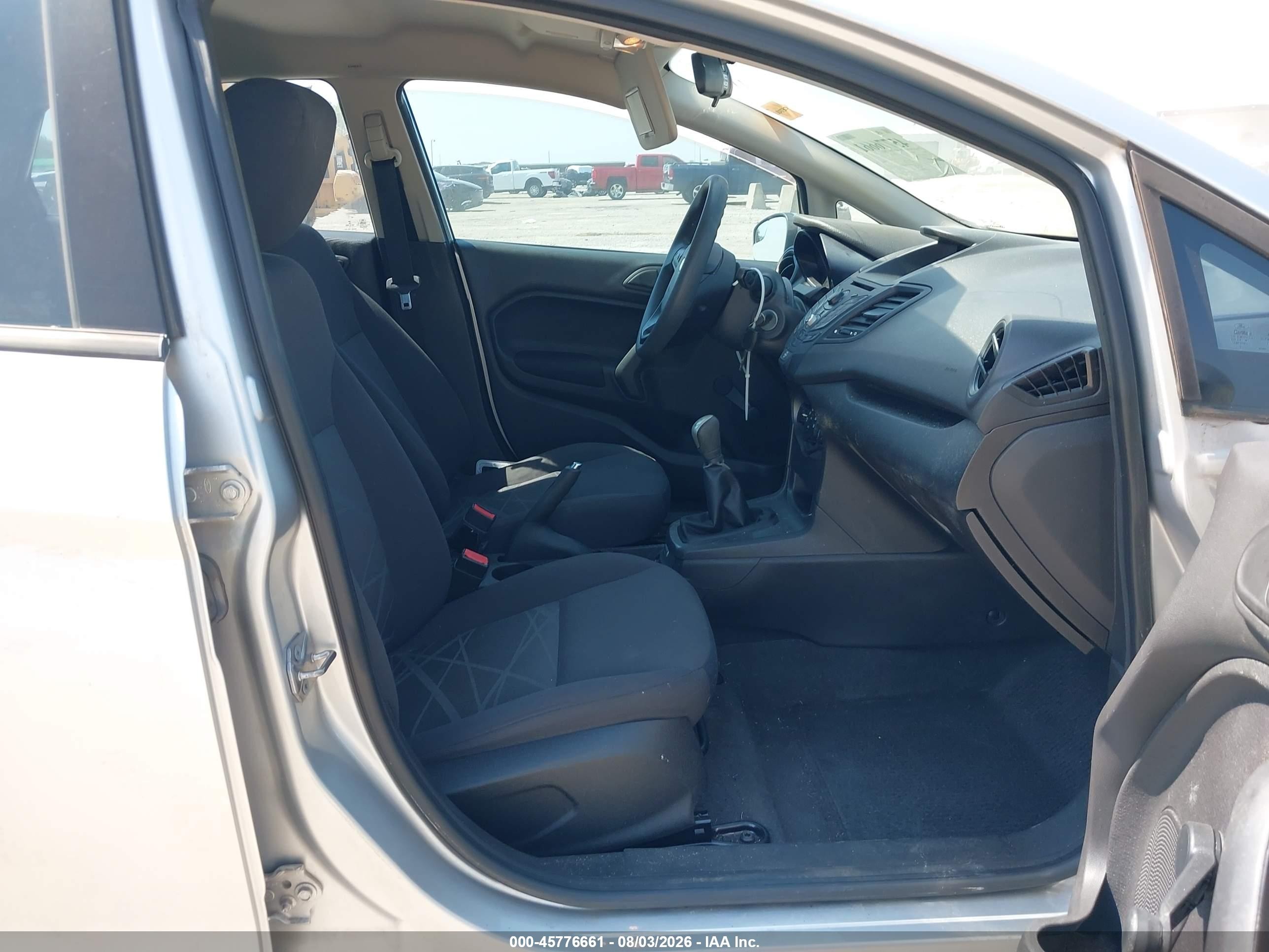2014 Ford Fiesta S Серебряный vin: 3FADP4AJ9EM211929