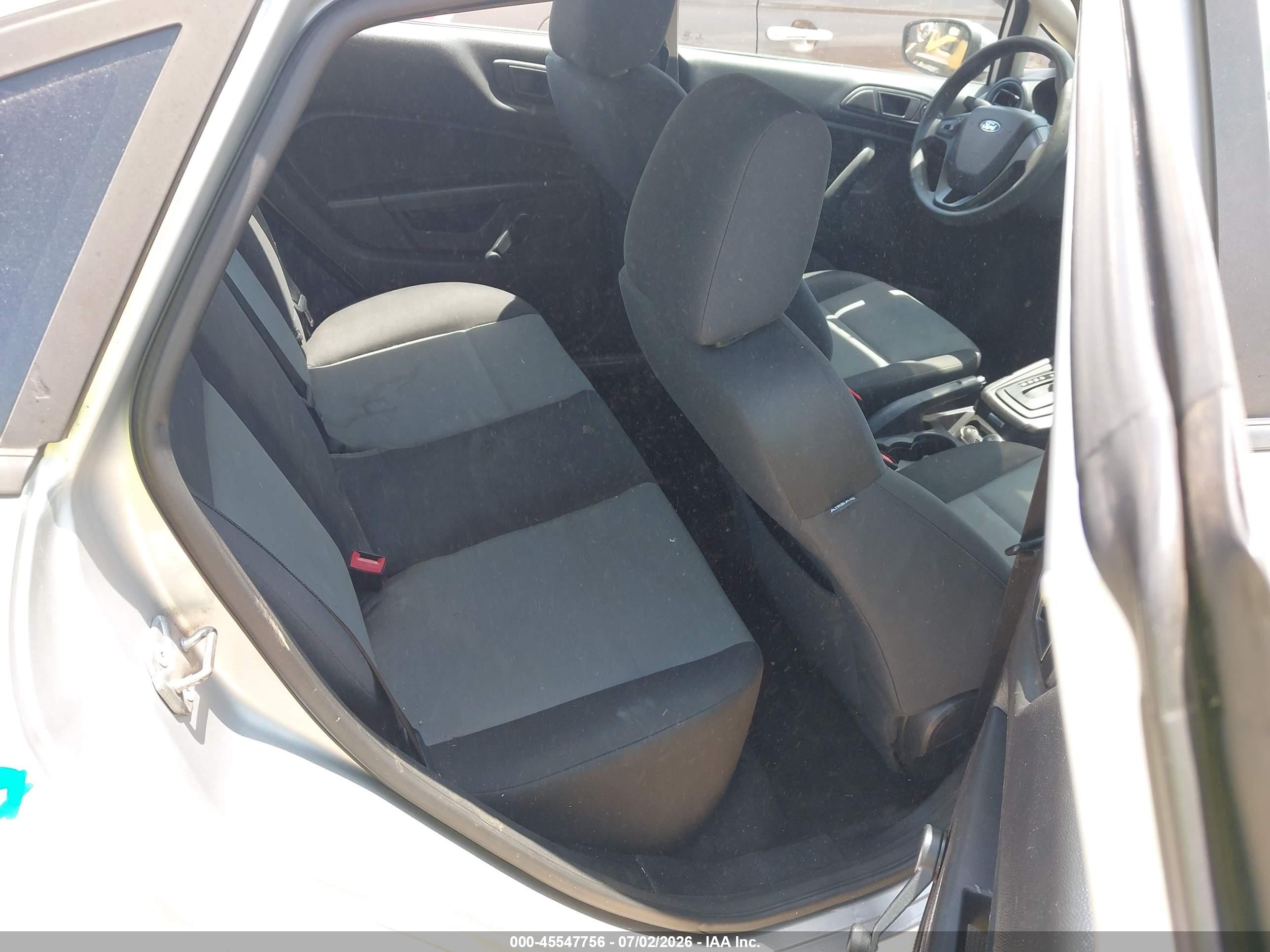 2015 Ford Fiesta S Серебряный vin: 3FADP4AJ9FM223287