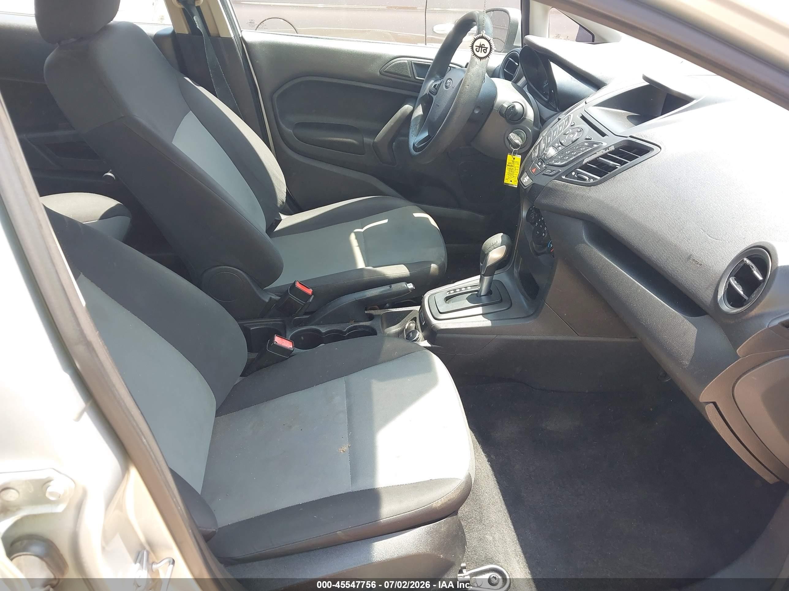 2015 Ford Fiesta S Серебряный vin: 3FADP4AJ9FM223287
