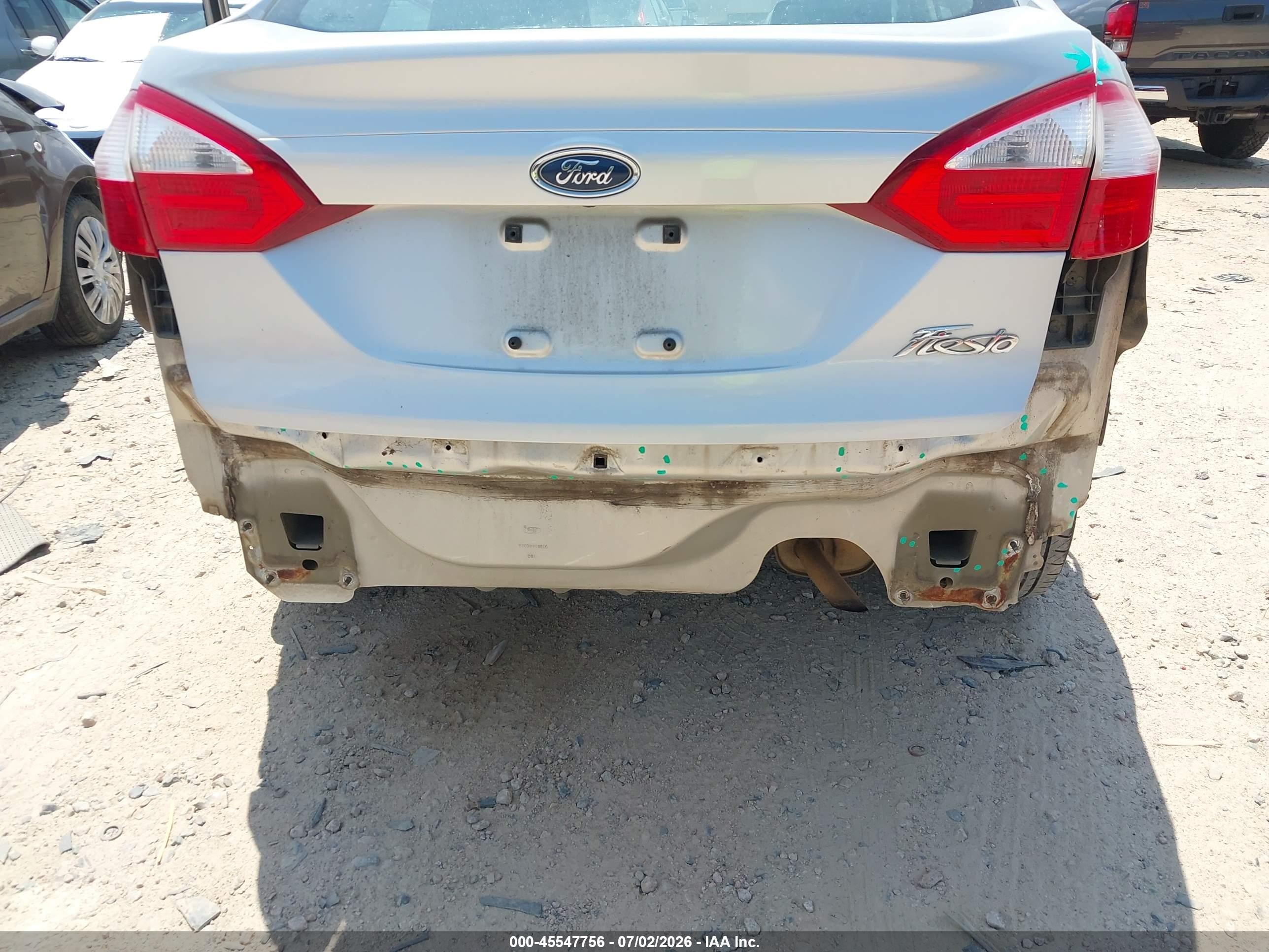 2015 Ford Fiesta S Серебряный vin: 3FADP4AJ9FM223287