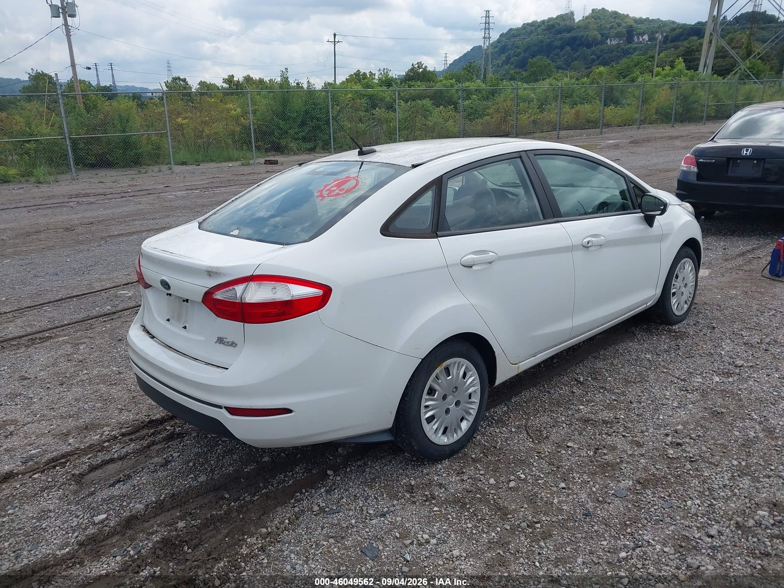 2014 Ford Fiesta S White vin: 3FADP4AJXEM153667