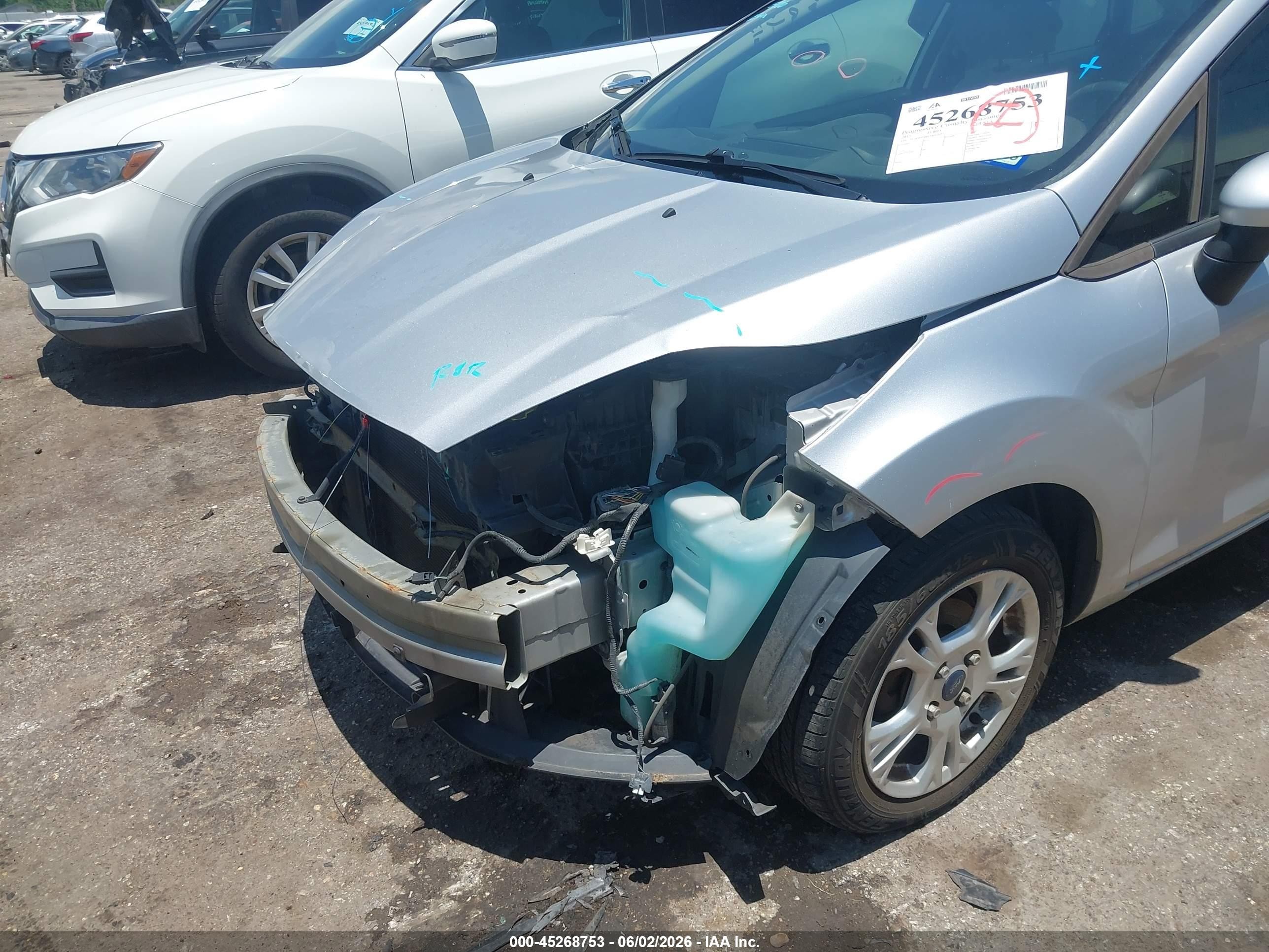 2015 Ford Fiesta Se Серебряный vin: 3FADP4BJ0FM167027