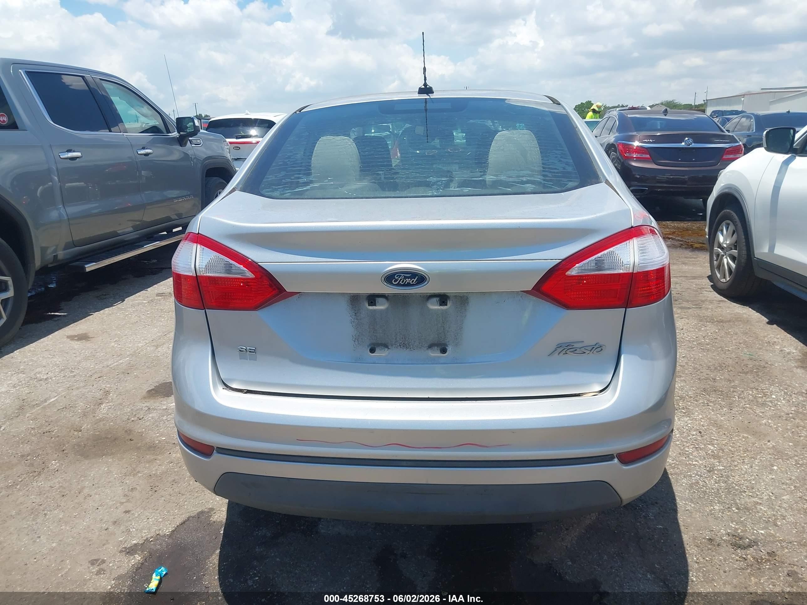 2015 Ford Fiesta Se Серебряный vin: 3FADP4BJ0FM167027