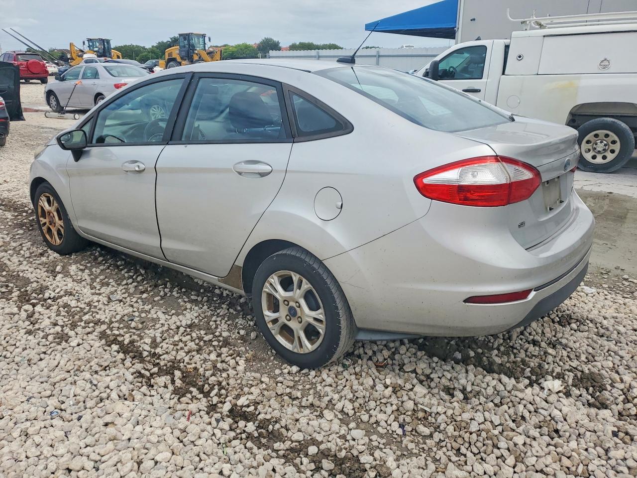 2015 Ford Fiesta Se Серебряный vin: 3FADP4BJ1FM198545