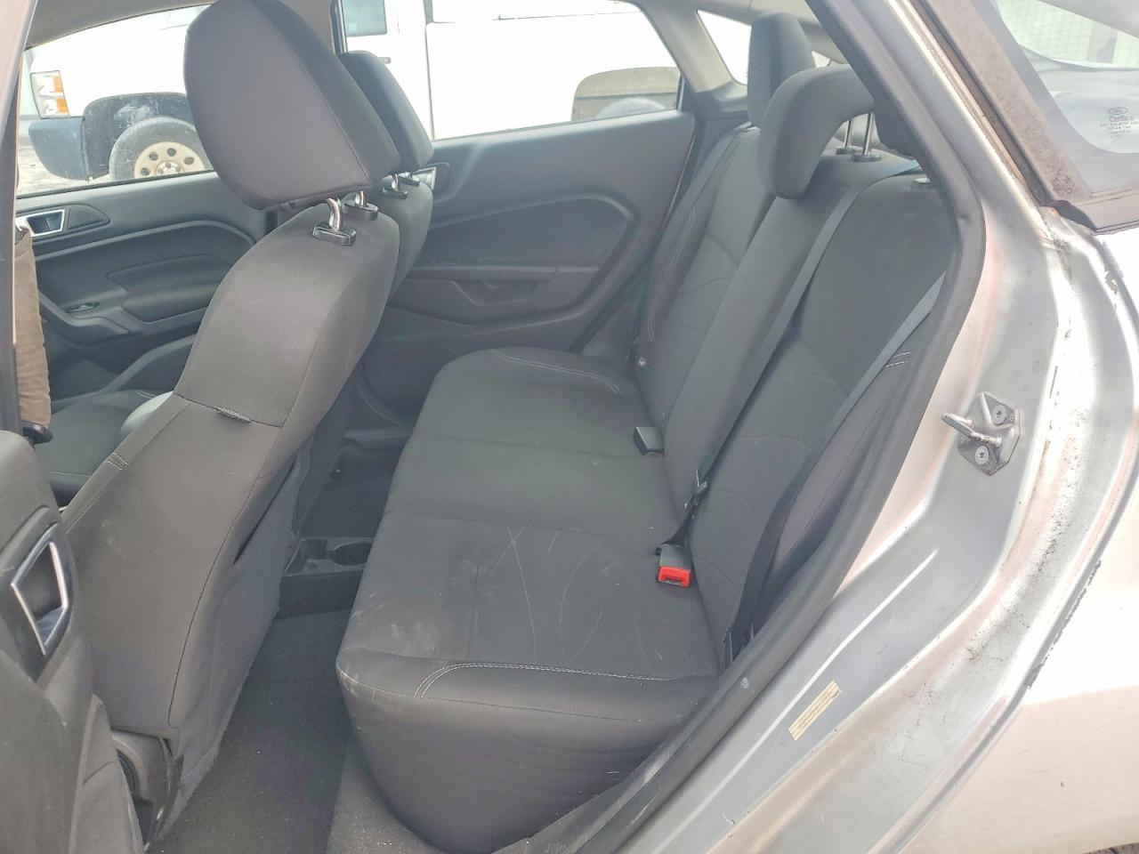 2015 Ford Fiesta Se Серебряный vin: 3FADP4BJ1FM198545