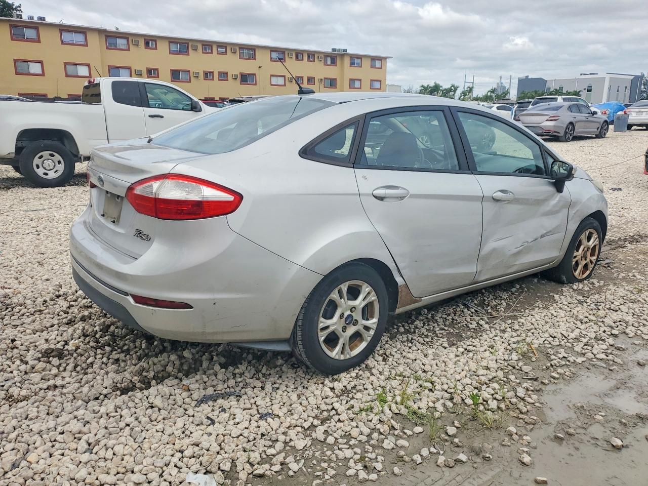 2015 Ford Fiesta Se Серебряный vin: 3FADP4BJ1FM198545