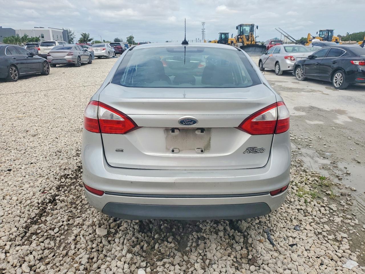 2015 Ford Fiesta Se Серебряный vin: 3FADP4BJ1FM198545