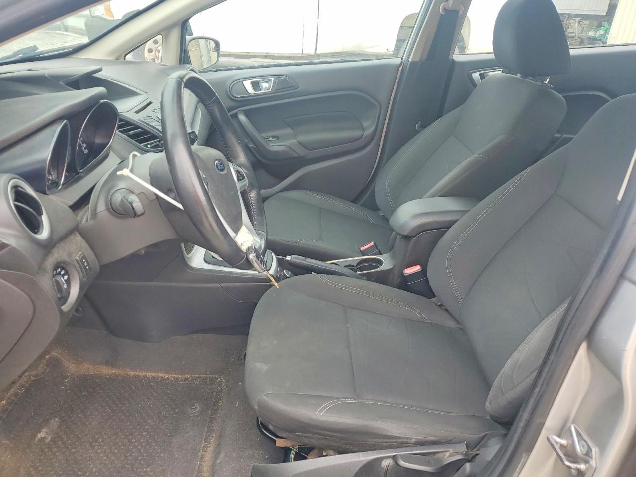2015 Ford Fiesta Se Серебряный vin: 3FADP4BJ1FM198545