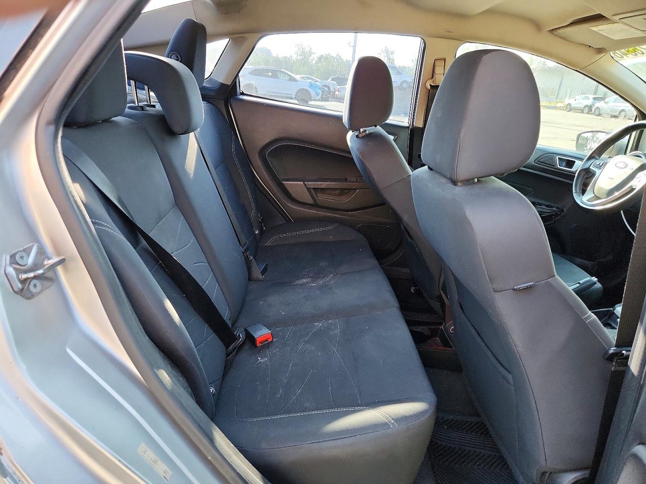 2015 Ford Fiesta Se Серебряный vin: 3FADP4BJ1FM198884