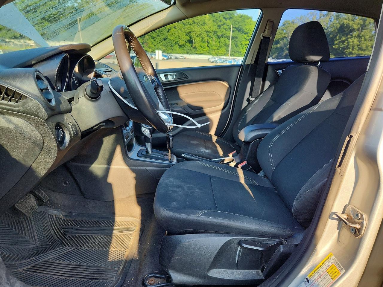 2015 Ford Fiesta Se Серебряный vin: 3FADP4BJ1FM198884