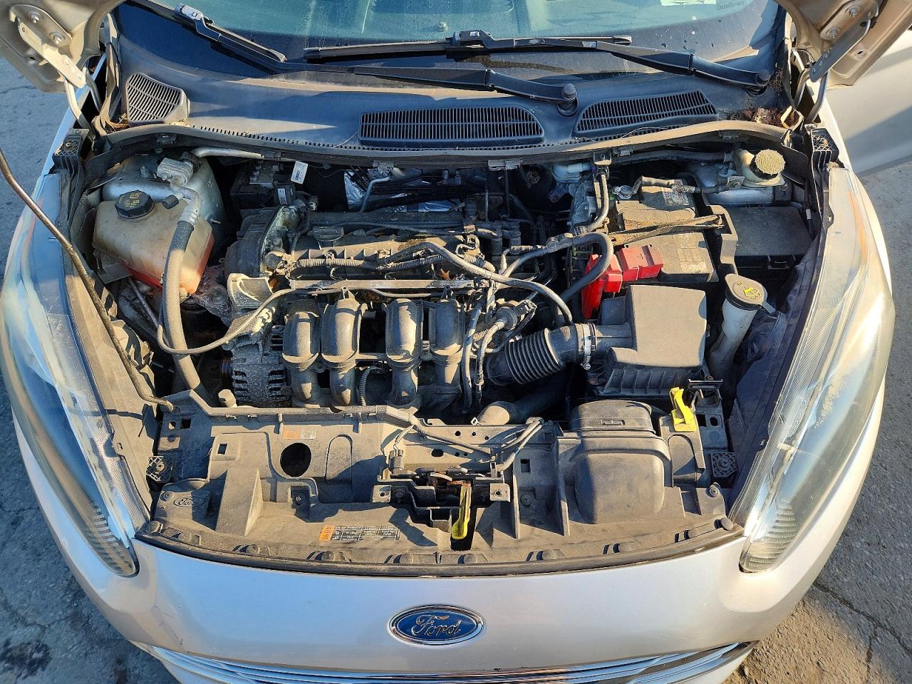 2015 Ford Fiesta Se Серебряный vin: 3FADP4BJ1FM198884