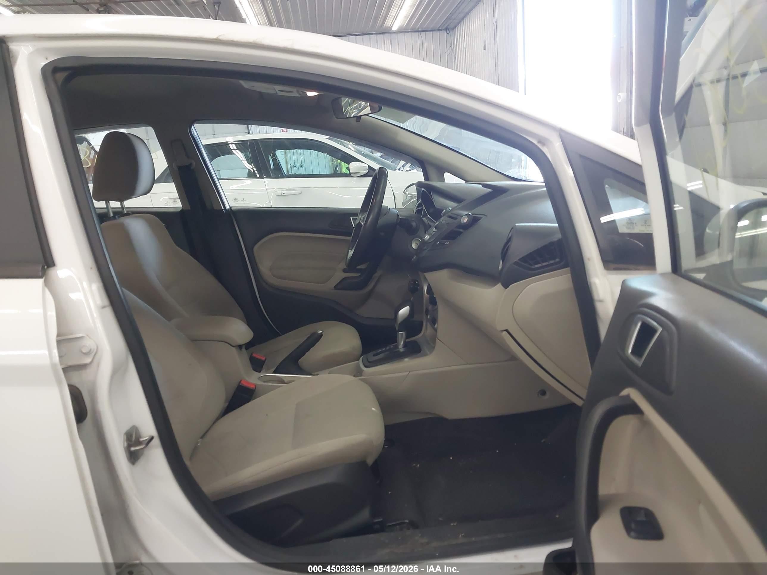2015 Ford Fiesta Se Белый vin: 3FADP4BJ2FM130142