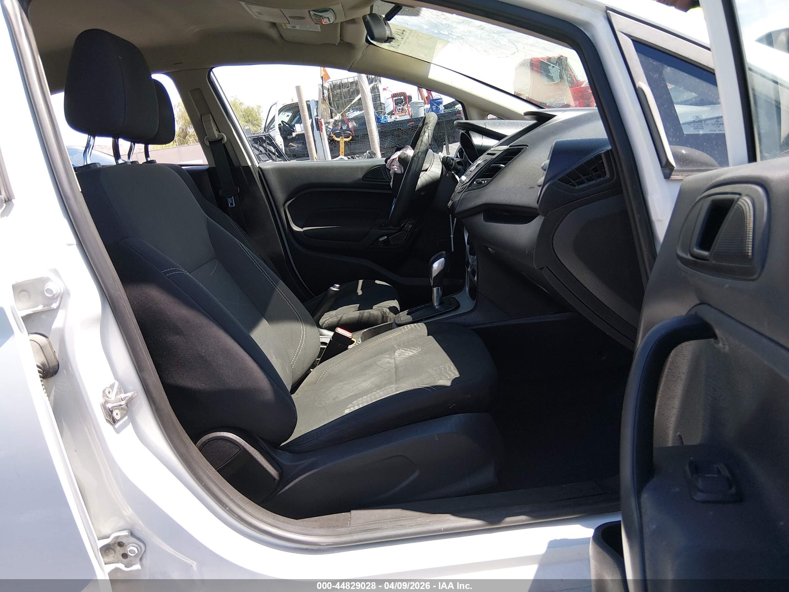 2018 Ford Fiesta Se White vin: 3FADP4BJ2JM136600