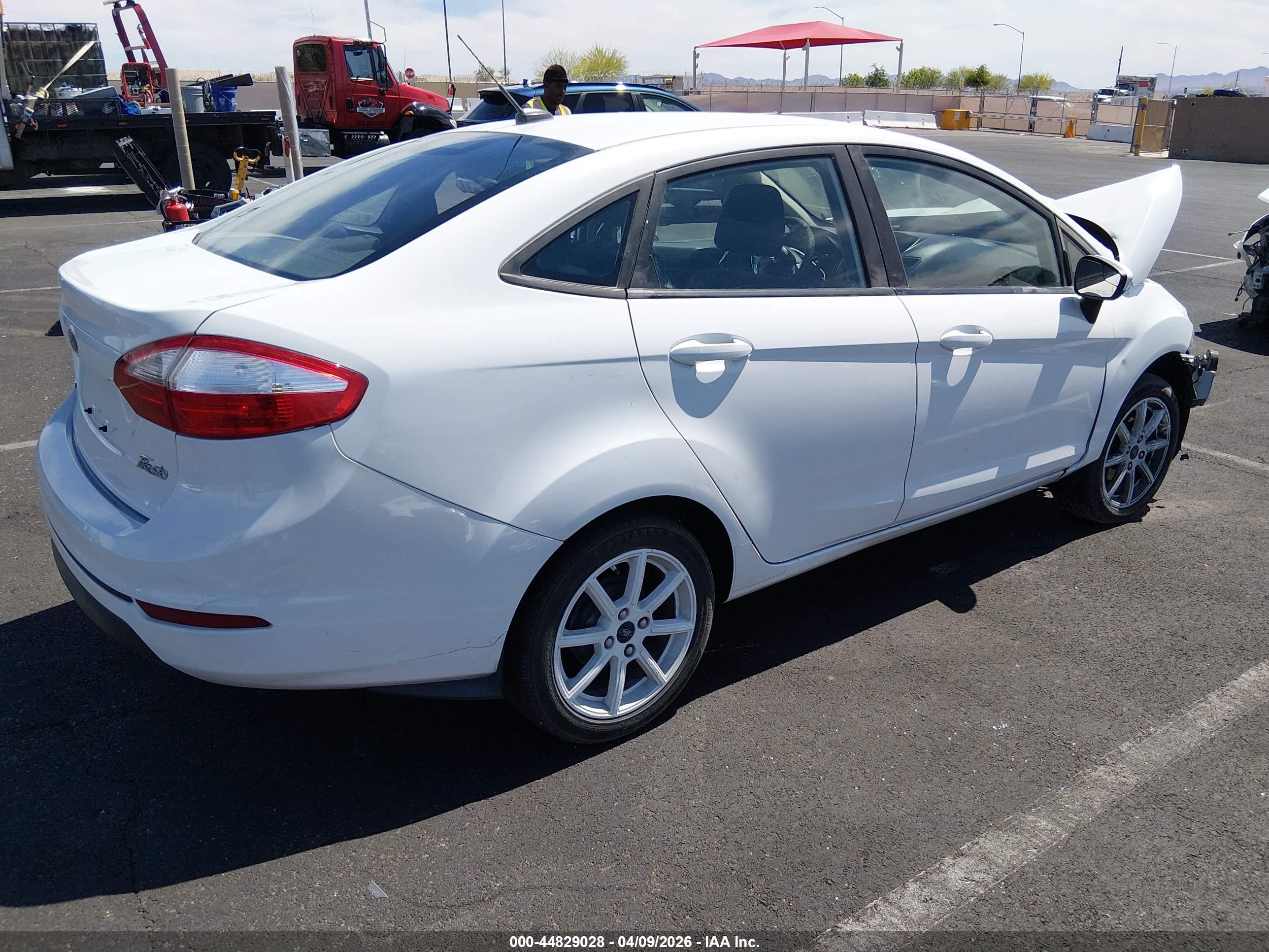 2018 Ford Fiesta Se White vin: 3FADP4BJ2JM136600