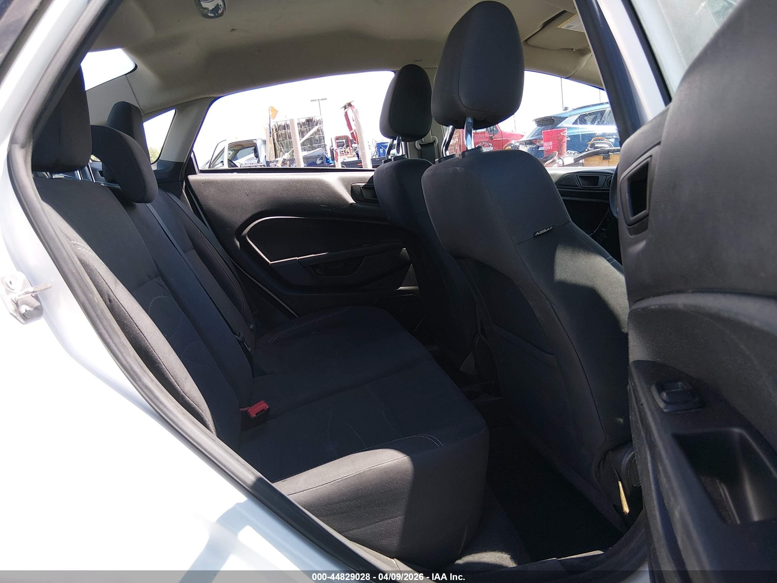 2018 Ford Fiesta Se White vin: 3FADP4BJ2JM136600
