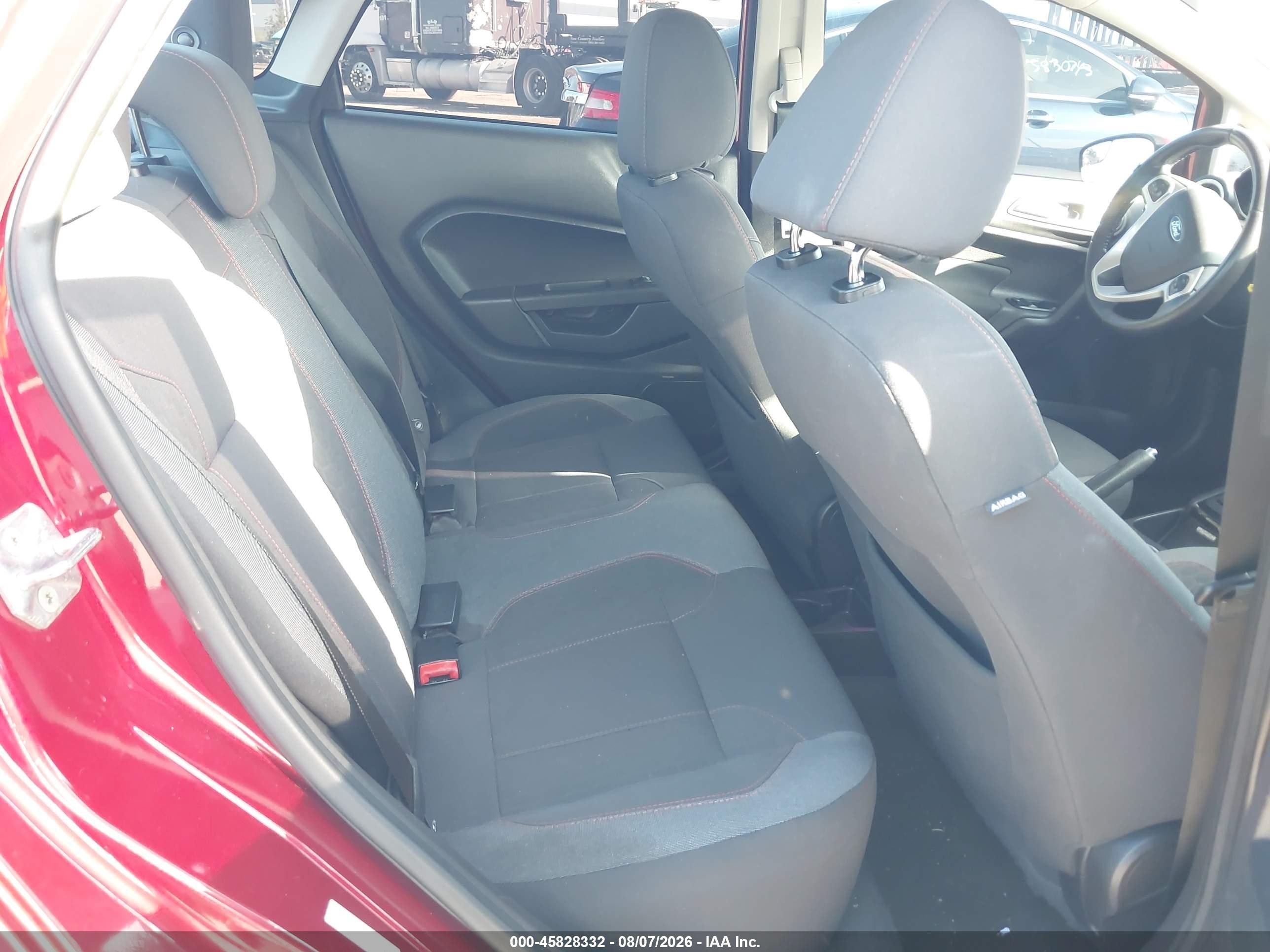 2015 Ford Fiesta Se Красный vin: 3FADP4BJ4FM126044