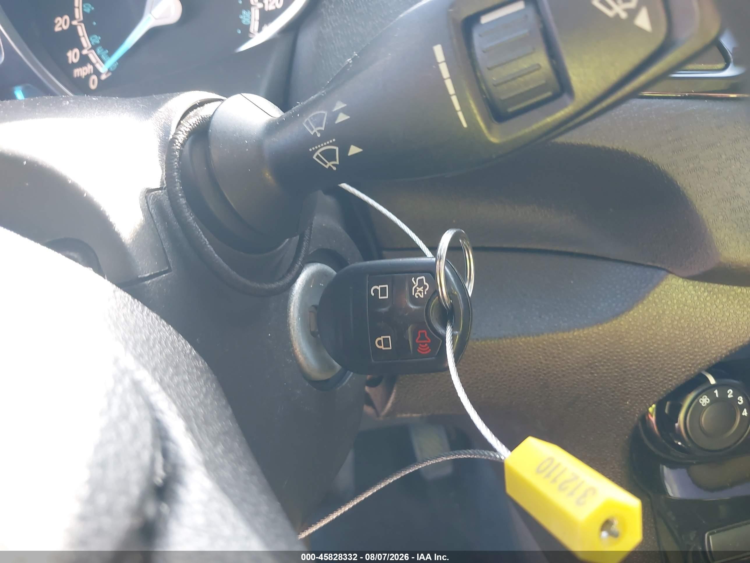 2015 Ford Fiesta Se Красный vin: 3FADP4BJ4FM126044