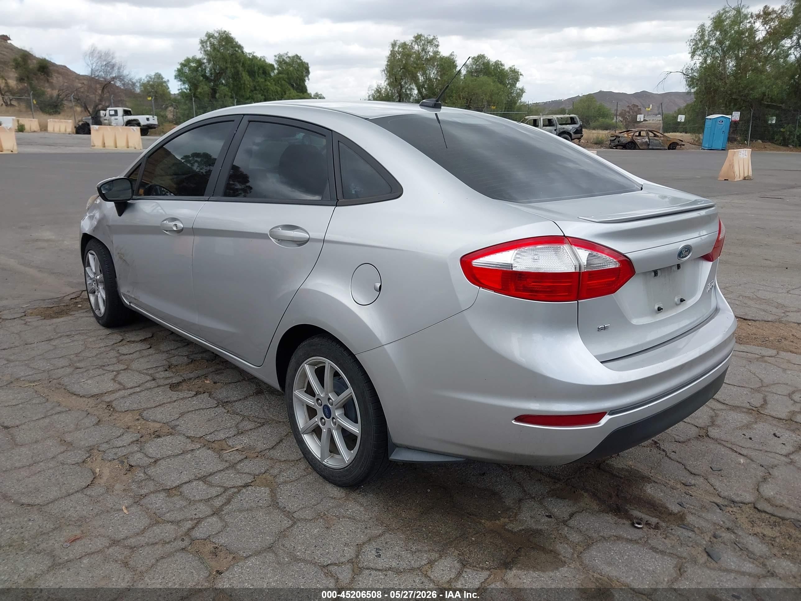 2015 Ford Fiesta Se Silver vin: 3FADP4BJ4FM201115