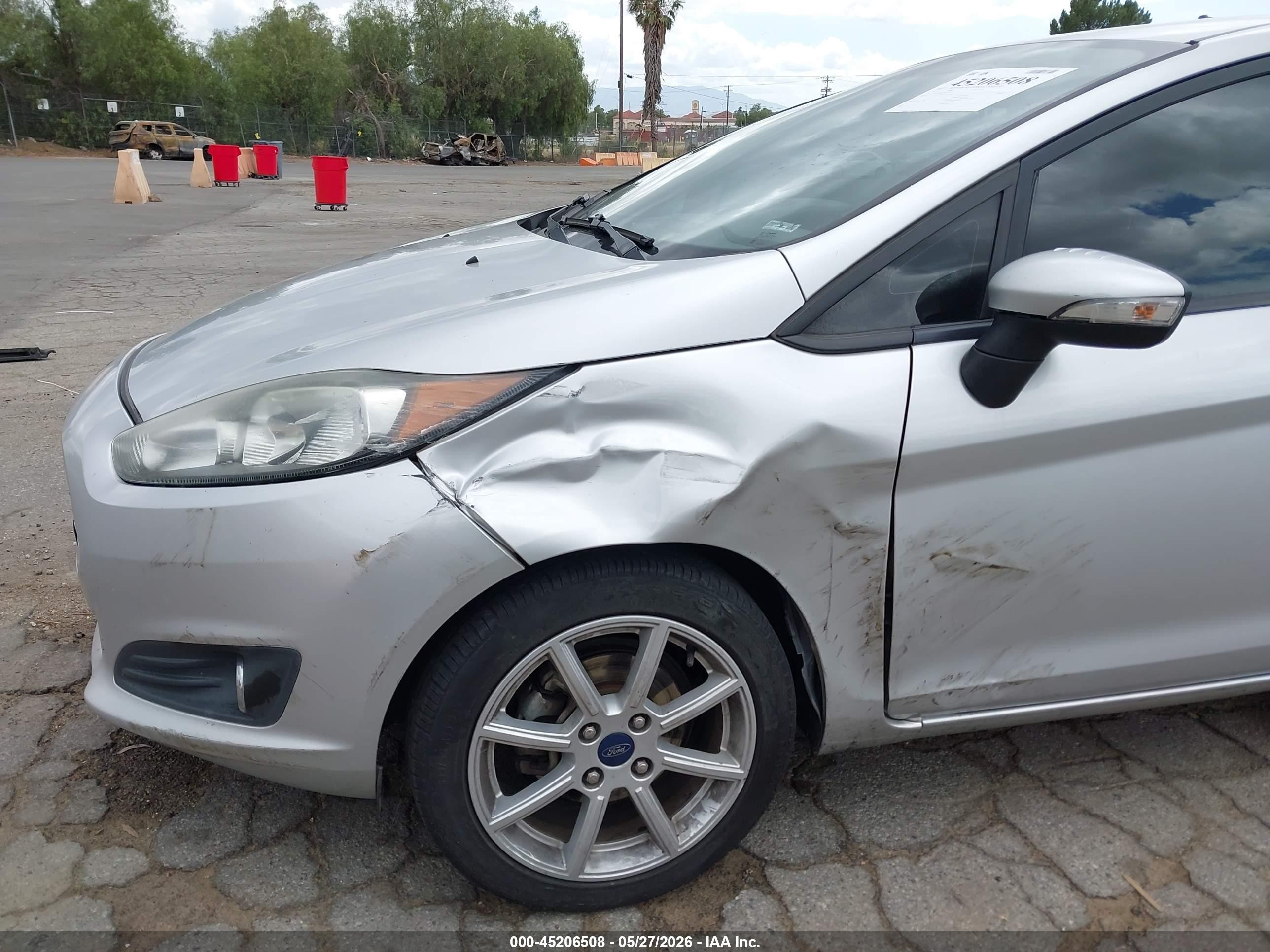 2015 Ford Fiesta Se Silver vin: 3FADP4BJ4FM201115