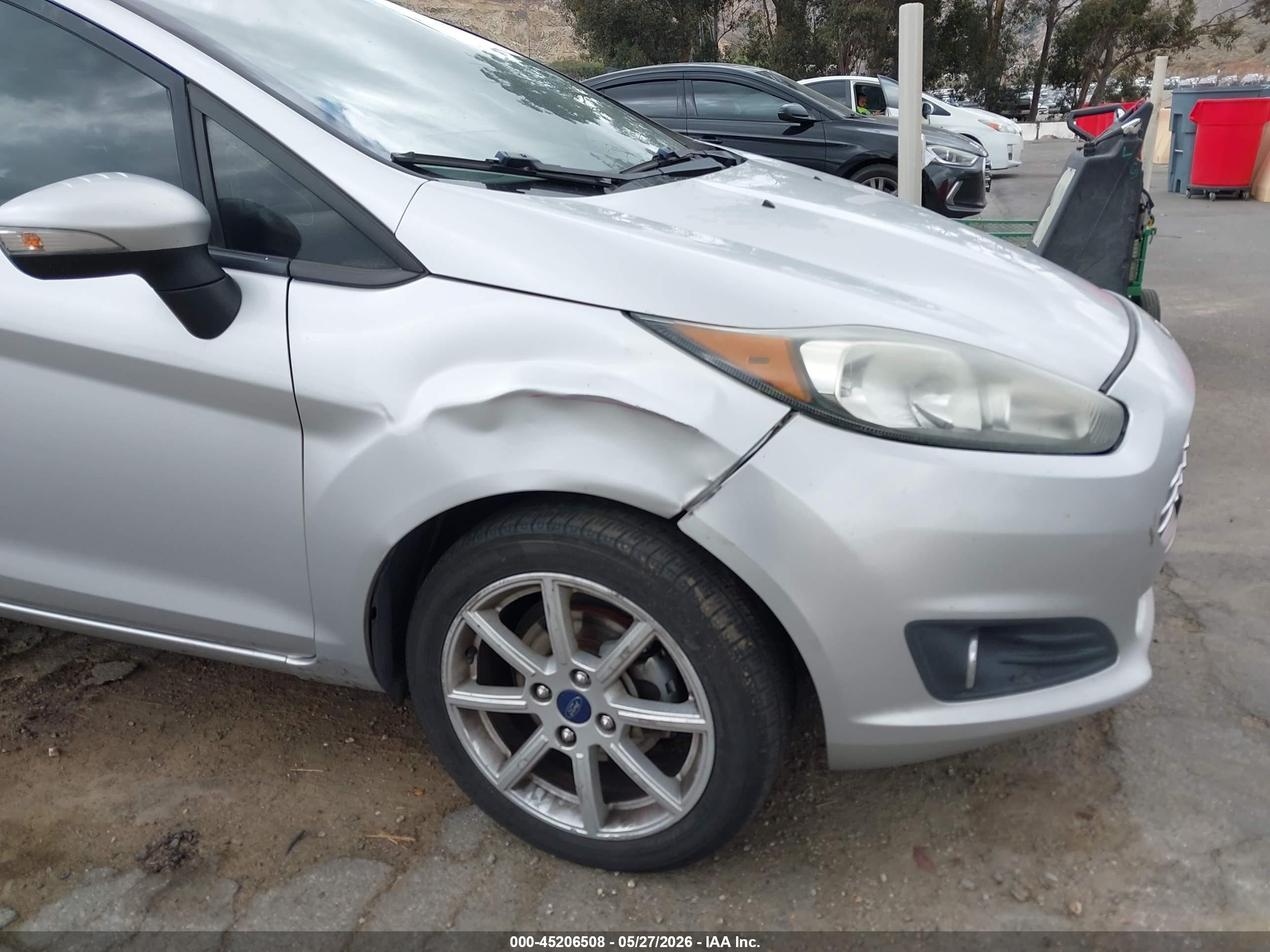 2015 Ford Fiesta Se Silver vin: 3FADP4BJ4FM201115