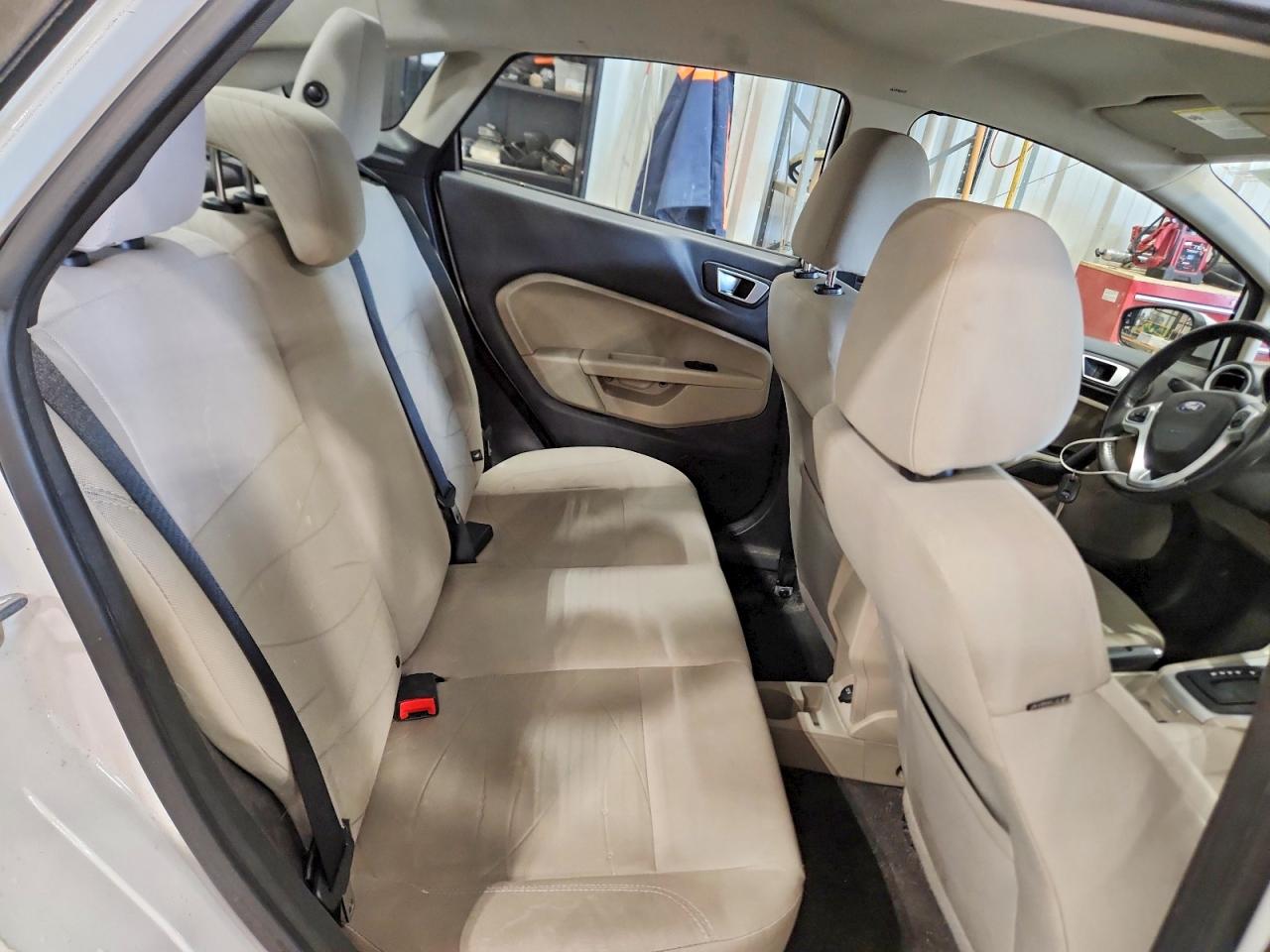 2015 Ford Fiesta Se White vin: 3FADP4BJ4FM219422