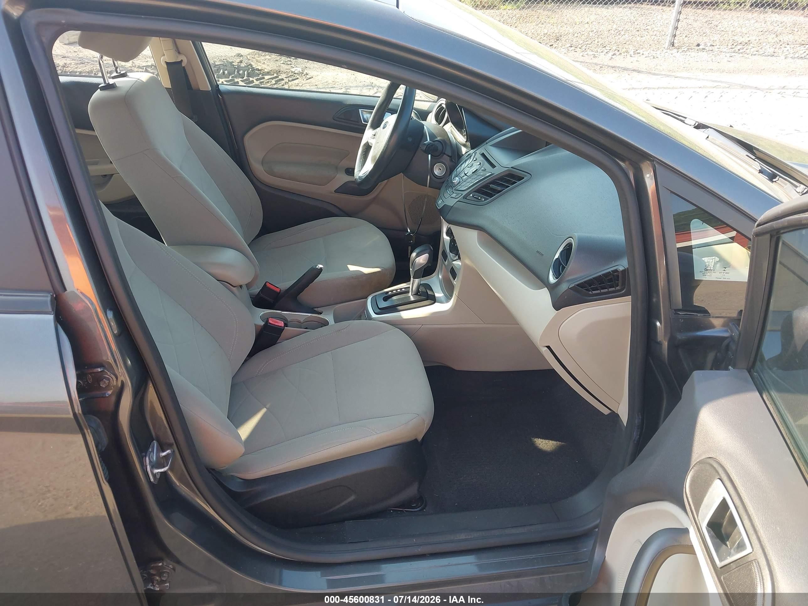 2015 Ford Fiesta Se Серый vin: 3FADP4BJ5FM210745