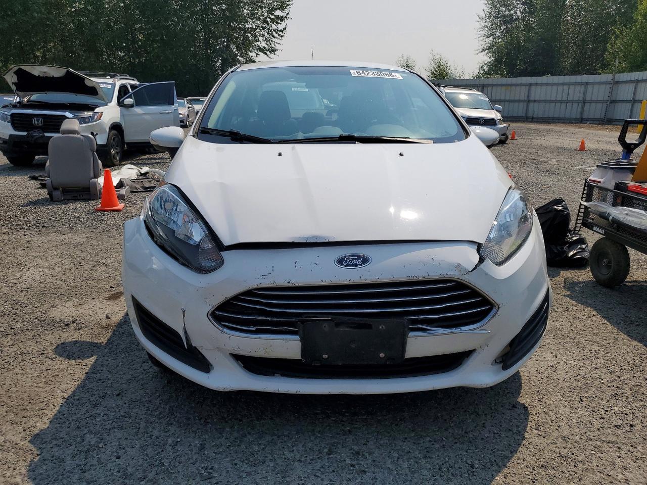 2015 Ford Fiesta Se White vin: 3FADP4BJ5FM225536