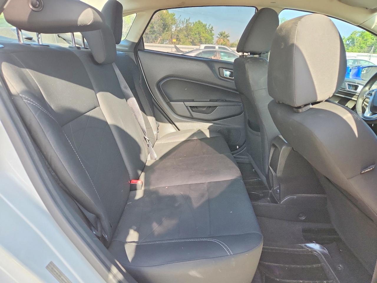 2015 Ford Fiesta Se Белый vin: 3FADP4BJ7FM224484