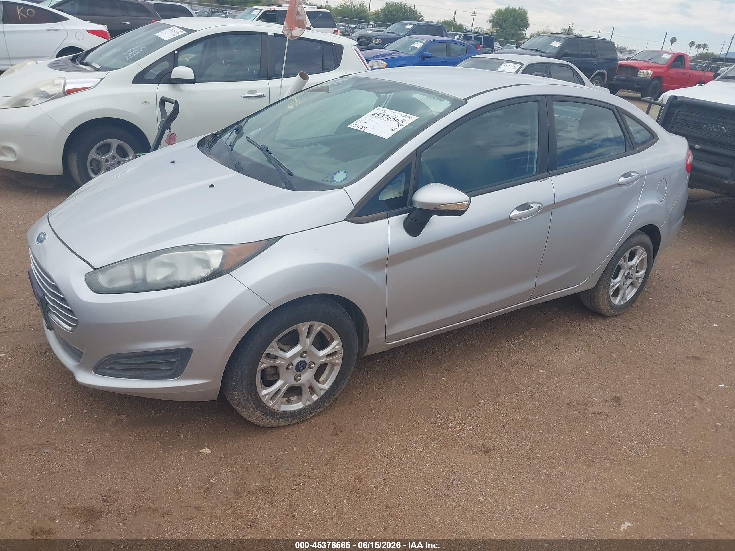 2015 Ford Fiesta Se Серебряный vin: 3FADP4BJ9FM102077