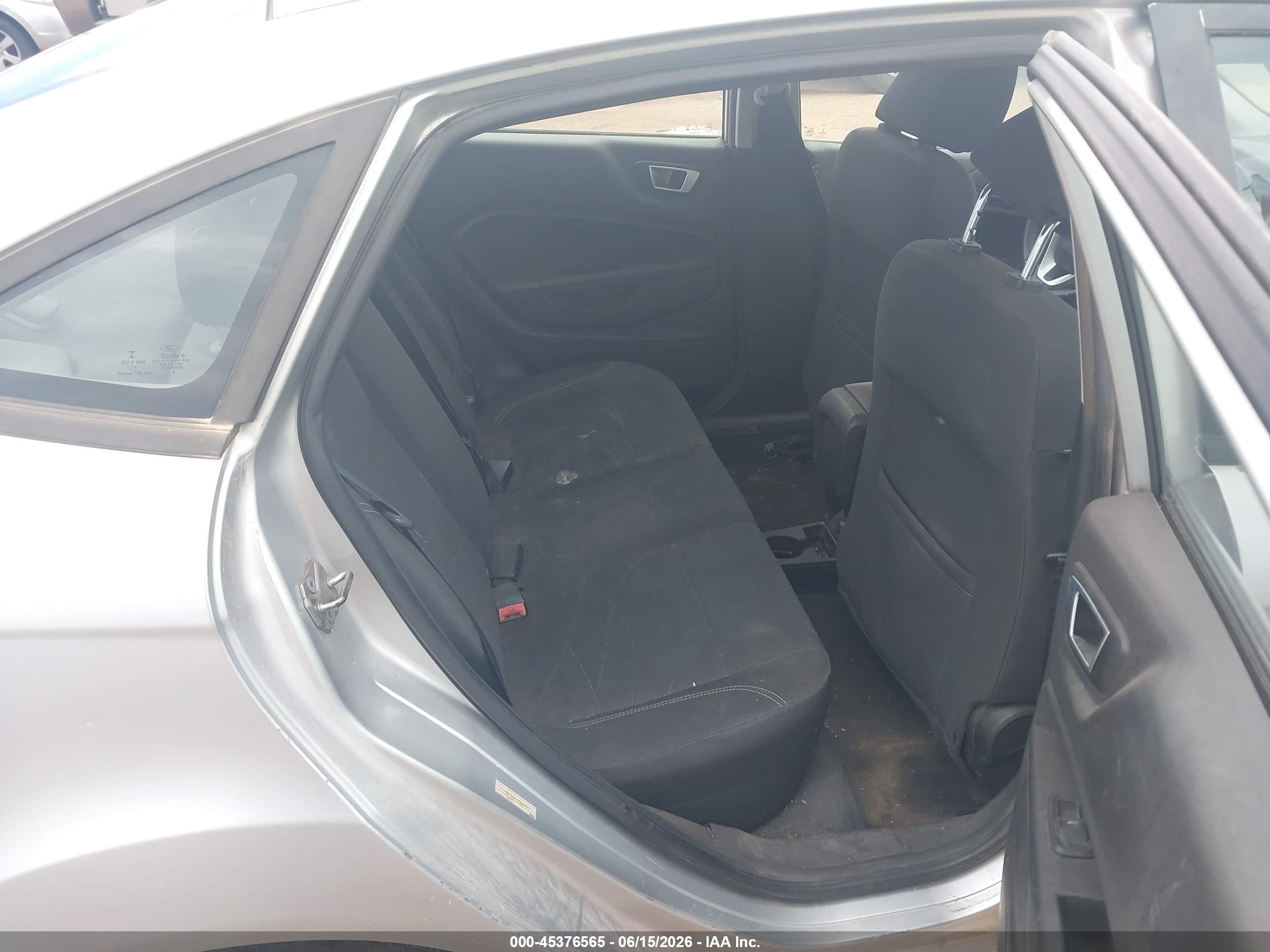 2015 Ford Fiesta Se Серебряный vin: 3FADP4BJ9FM102077