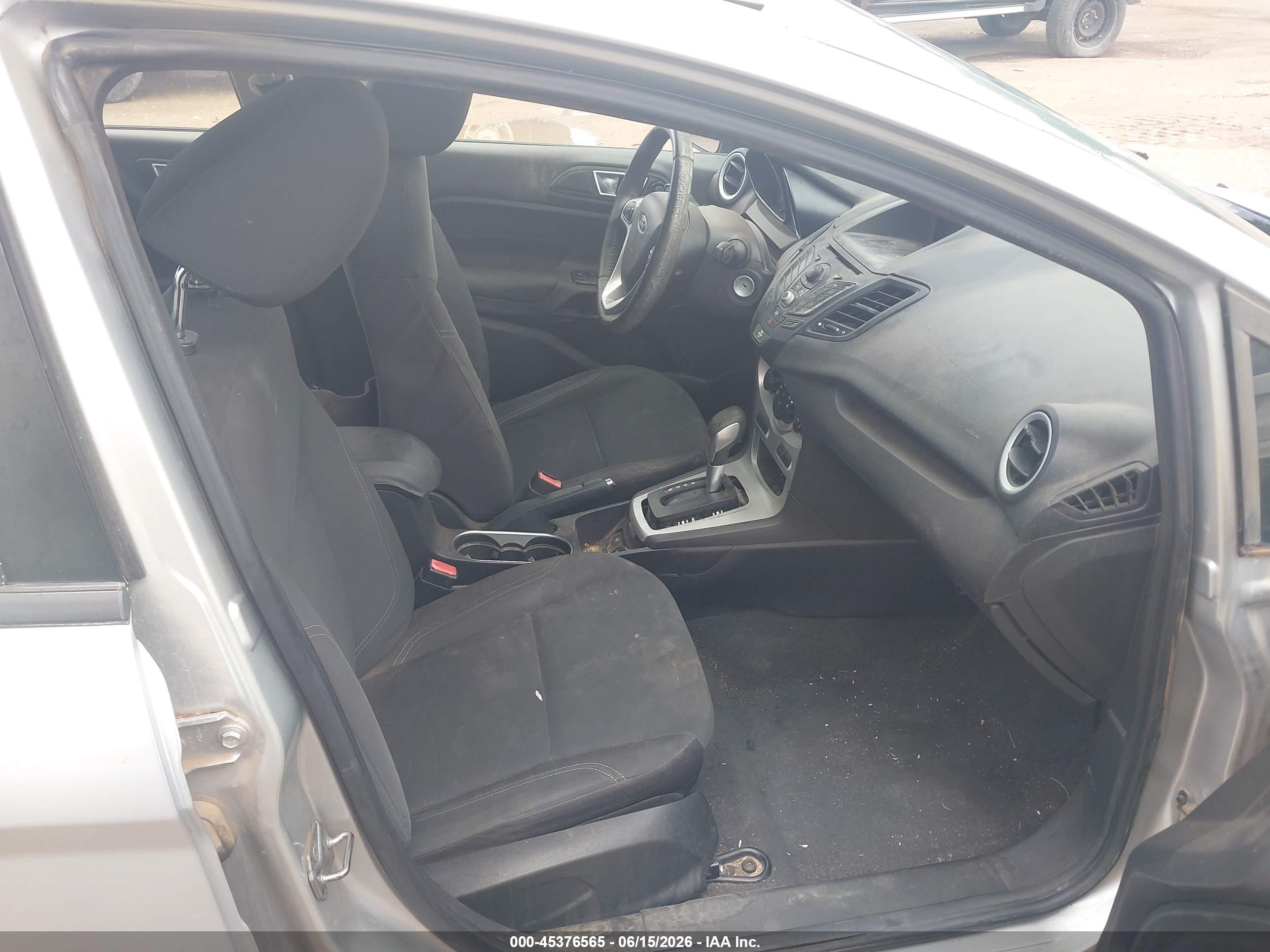 2015 Ford Fiesta Se Серебряный vin: 3FADP4BJ9FM102077