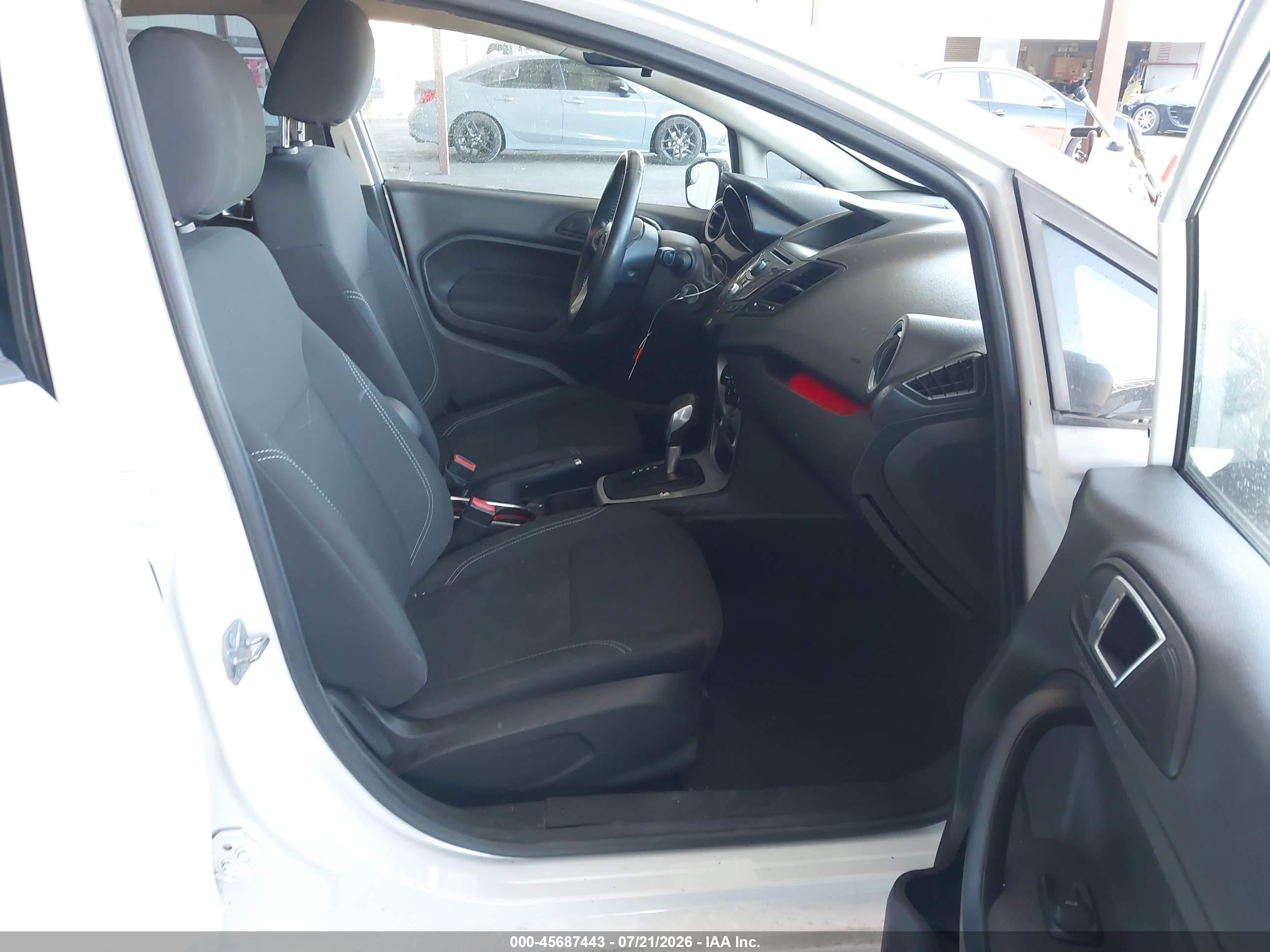 2015 Ford Fiesta Se Белый vin: 3FADP4BJ9FM146290
