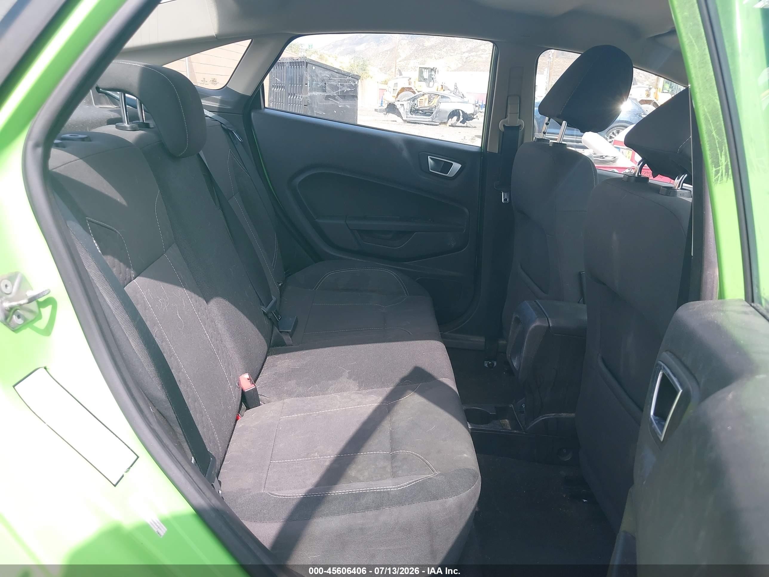 2015 Ford Fiesta Se Зеленый vin: 3FADP4BJ9FM205449