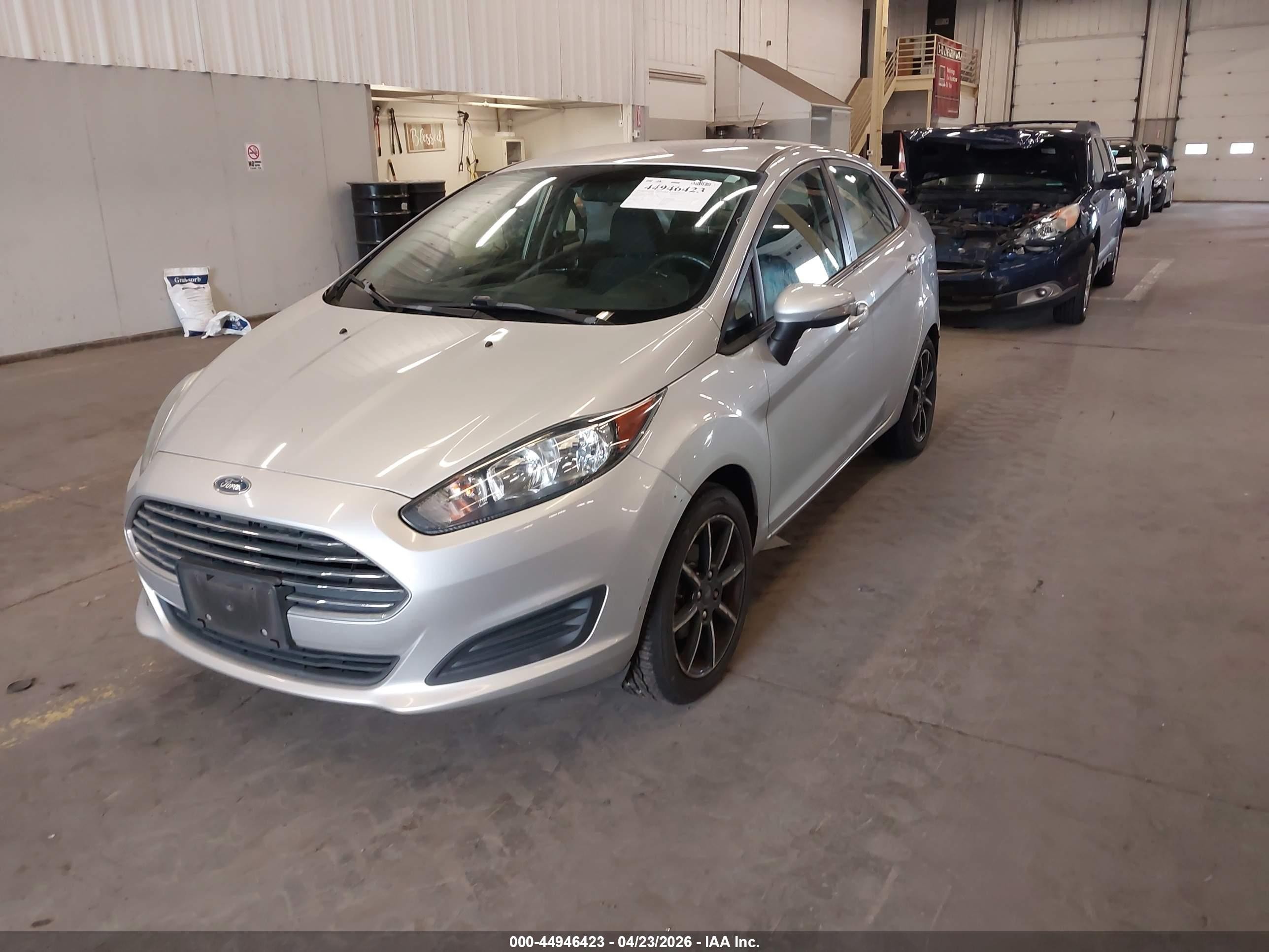 2015 Ford Fiesta Se Серебряный vin: 3FADP4BJXFM118157