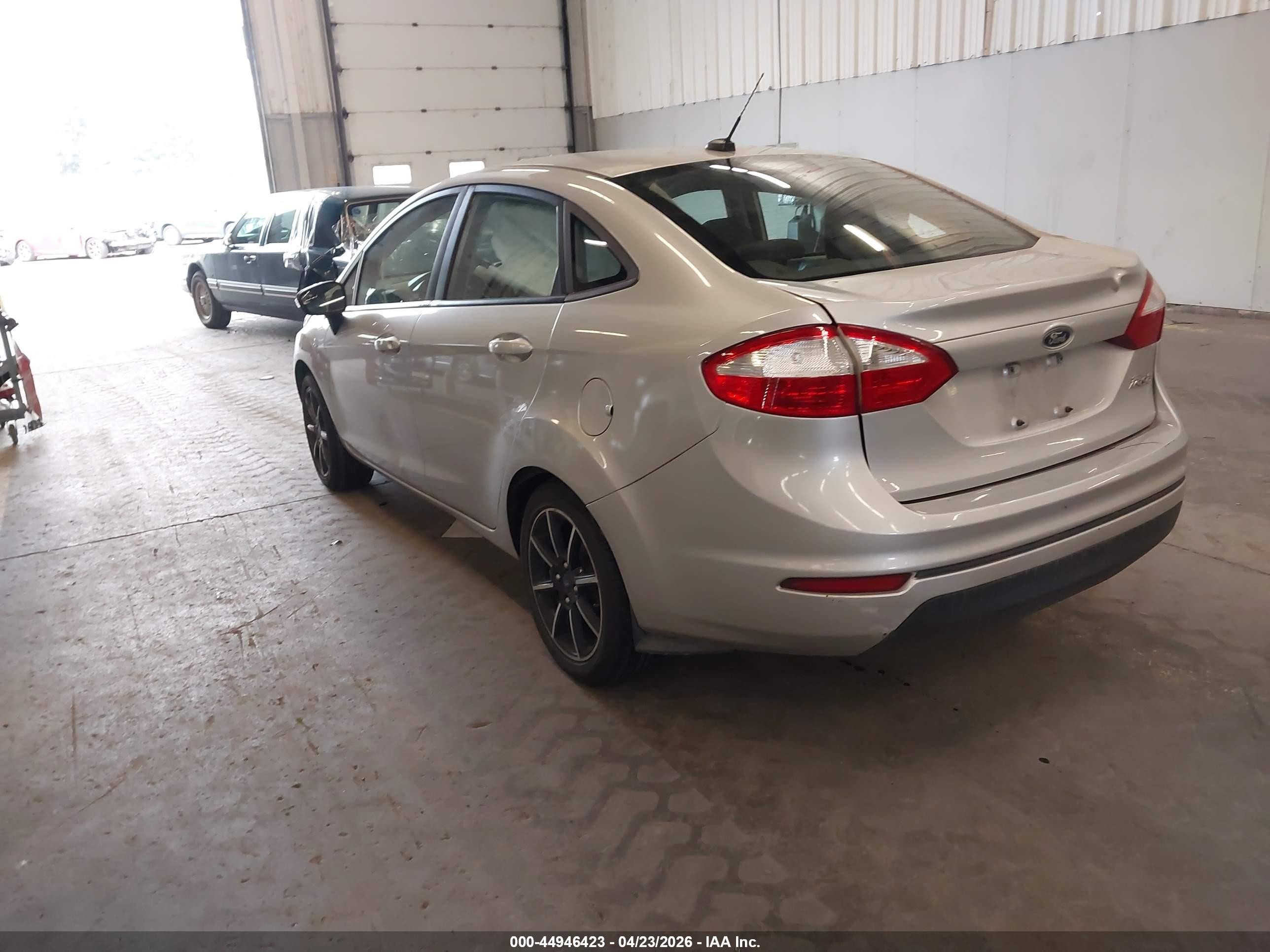 2015 Ford Fiesta Se Серебряный vin: 3FADP4BJXFM118157